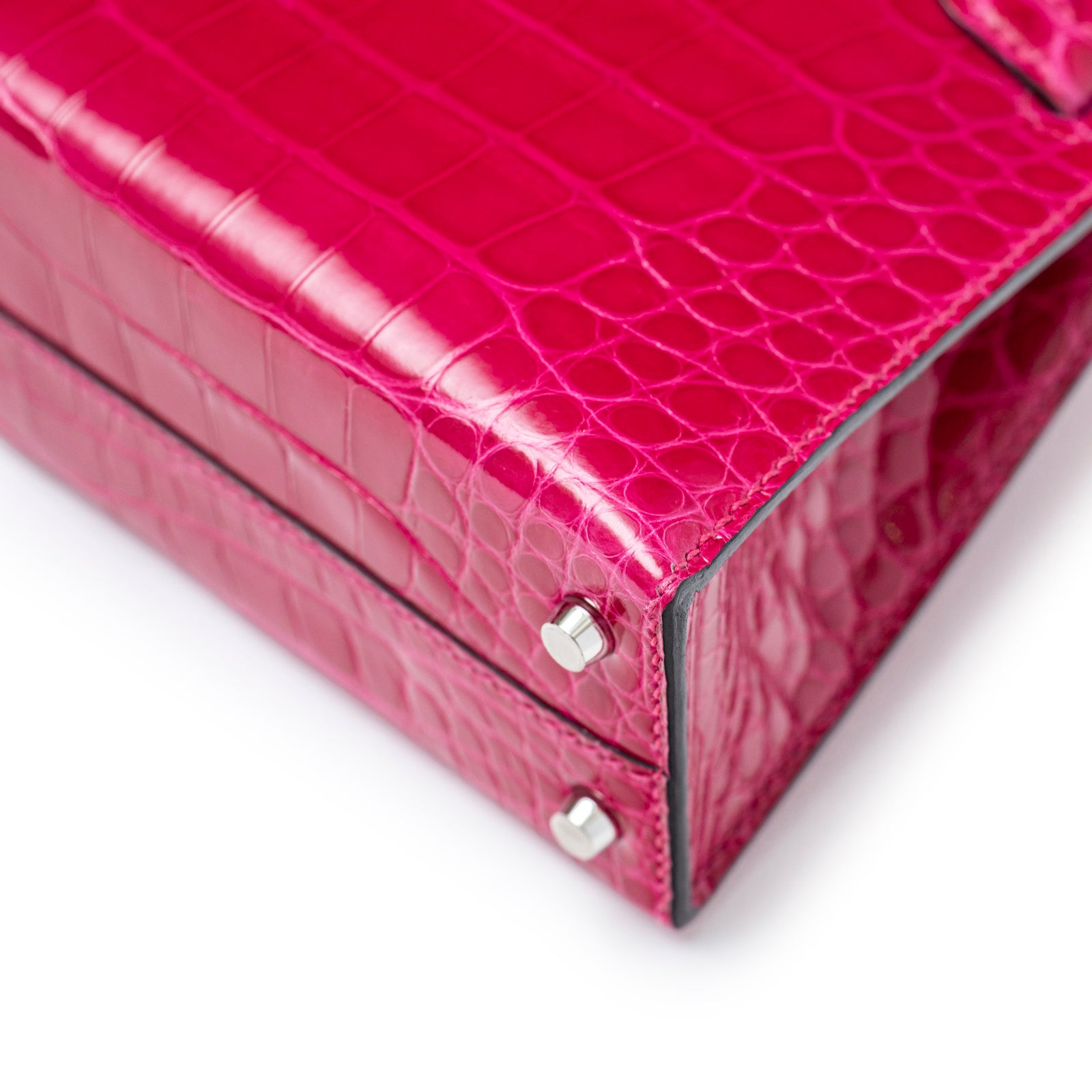 Close-up of bottom corner and palladium feet on Hermès Mini Kelly II Sellier 20 Rose Mexico Shiny Alligator Palladium Hardware bag