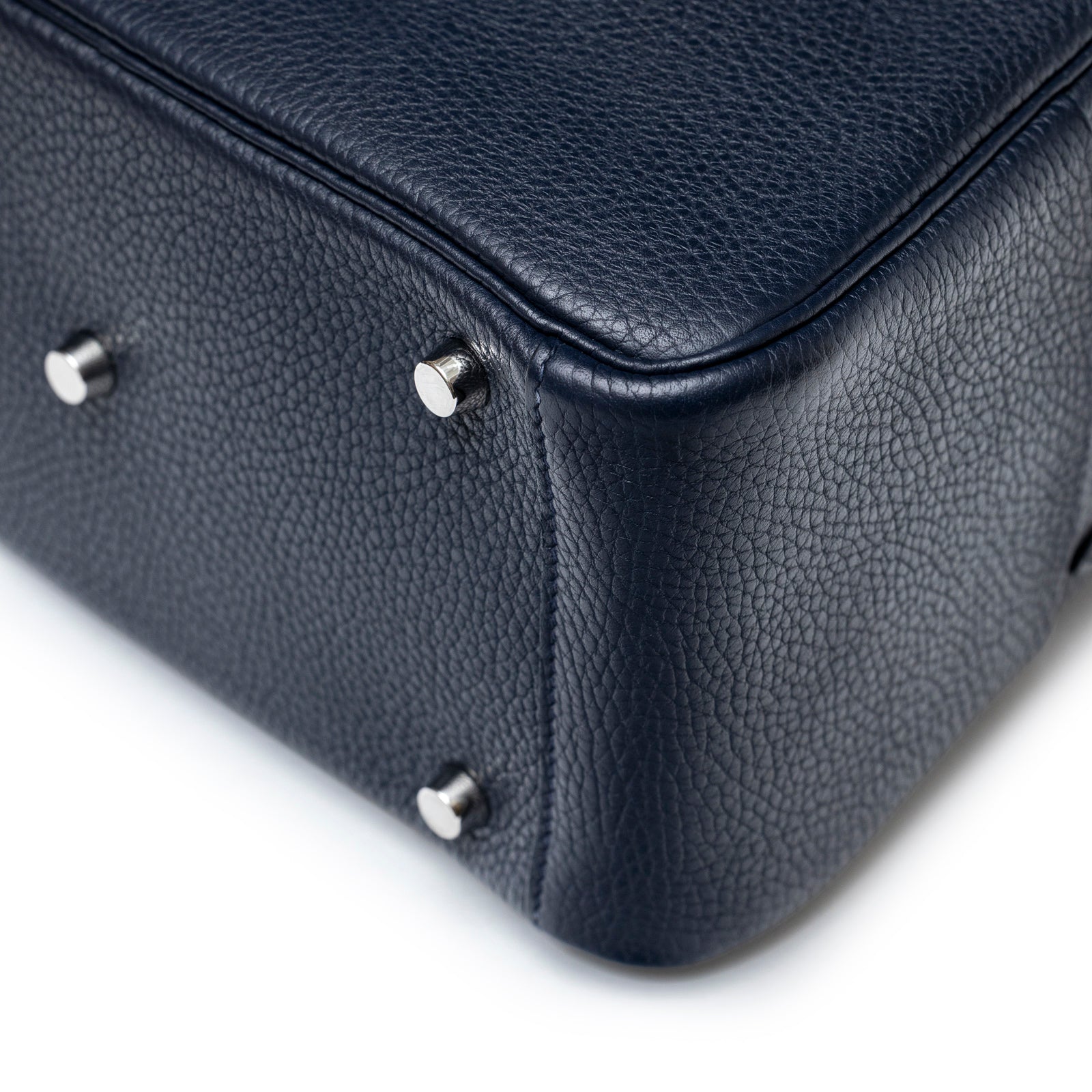 Close-up of bottom corner and palladium metal feet on Hermès Lindy 26 Blue Nuit Clemence Palladium Hardware handbag