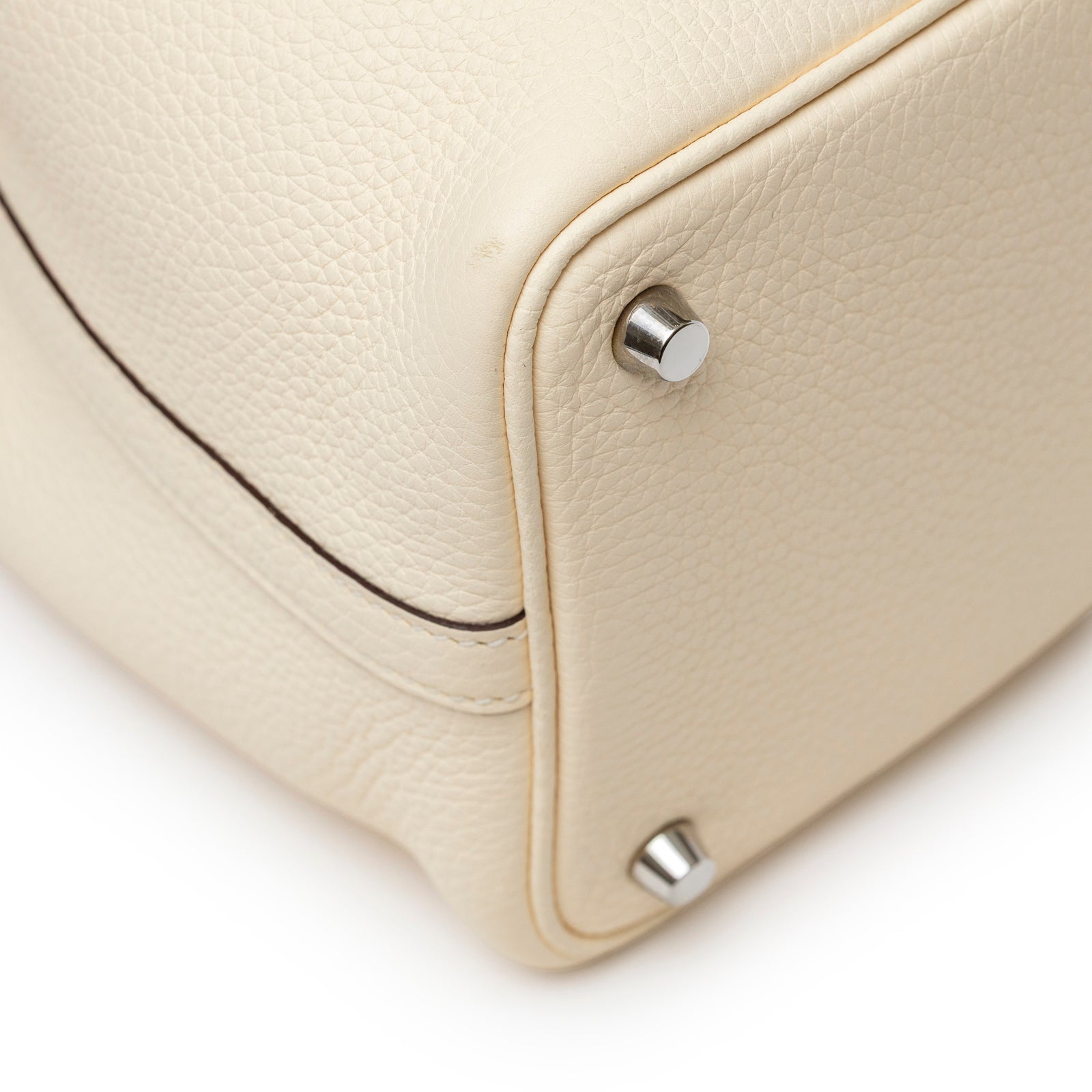 Close-up of bottom corner showing texture and palladium hardware of Hermès Picotin 18 Nata Clemence Palladium Hardware