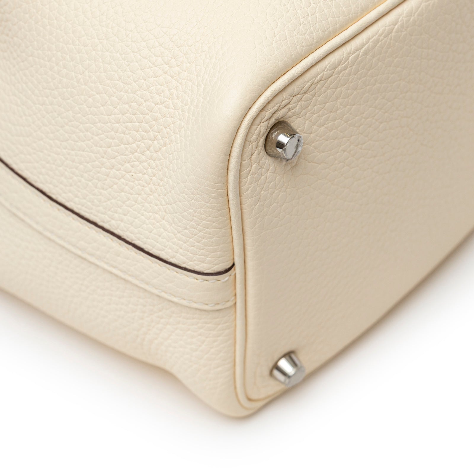 Close-up of bottom corner showing cream Clemence leather and palladium hardware on Hermès Picotin 18 Nata Clemence Palladium Hardware