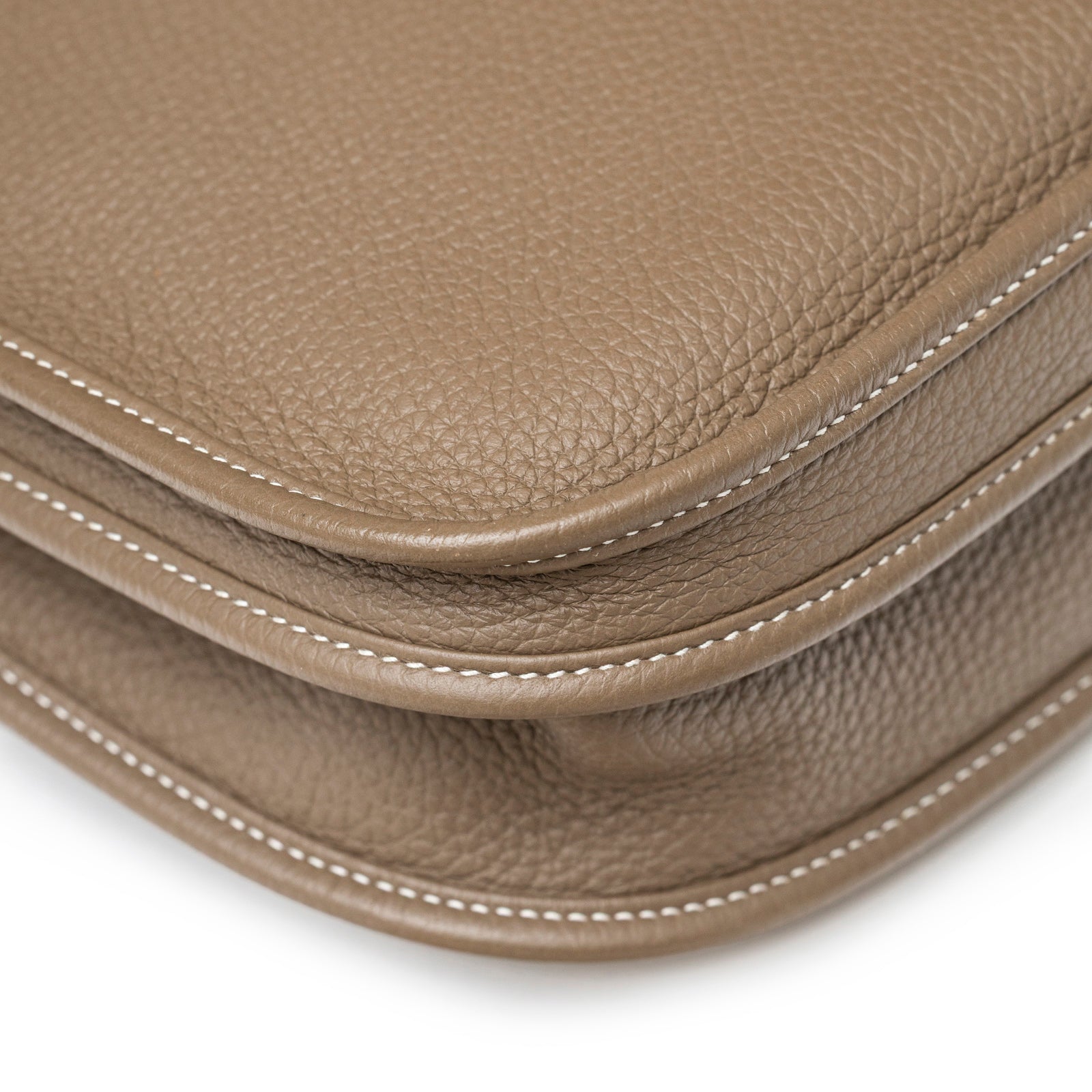 Close-up of corner stitching and pebbled leather texture on Hermès Evelyne PM 29 Etoupe Clemence Palladium Hardware bag