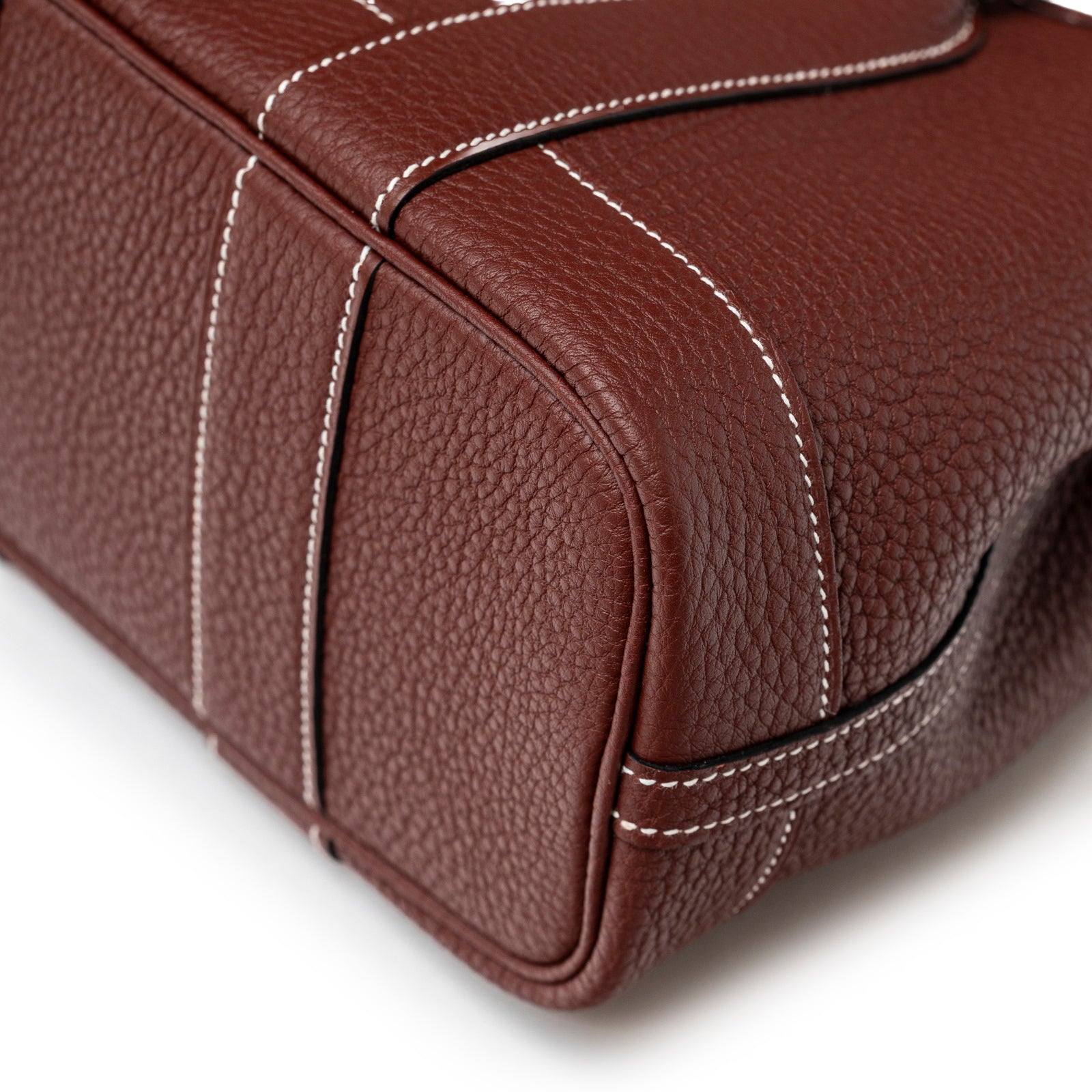 Close-up angled shot of Hermès Mini Garden Party Neo 23 Rouge H Negonda Palladium Hardware corner stitching detail