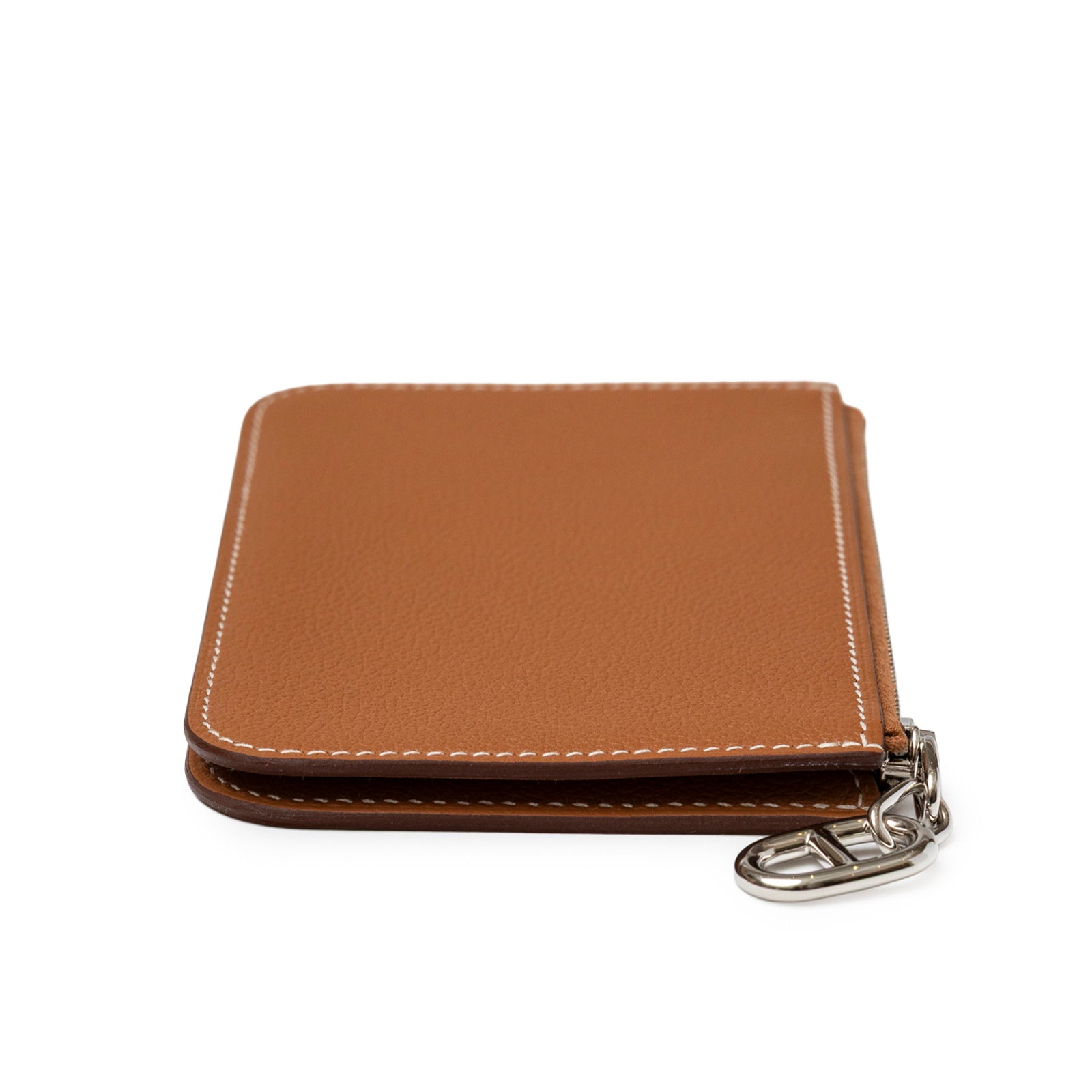 Angled view of Hermès Zipengo Chaine d'Ancre Card Holder Evercolor Gold Palladium Hardware in brown leather with white stitching detail