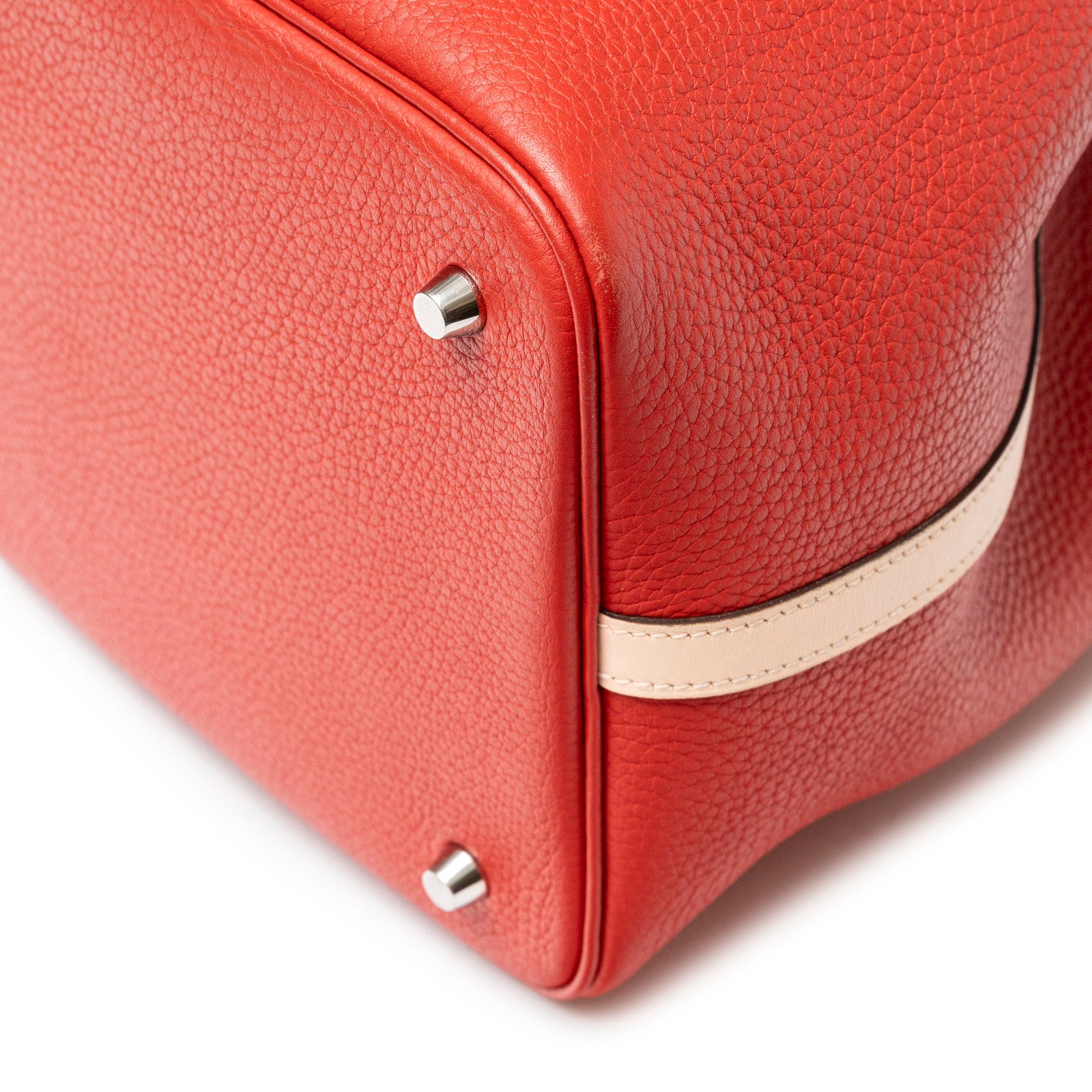 Close-up of base with palladium feet and pink leather trim on Hermès Picotin 22 Rouge Tomate Rose Elegante Clemence Palladium Hardware