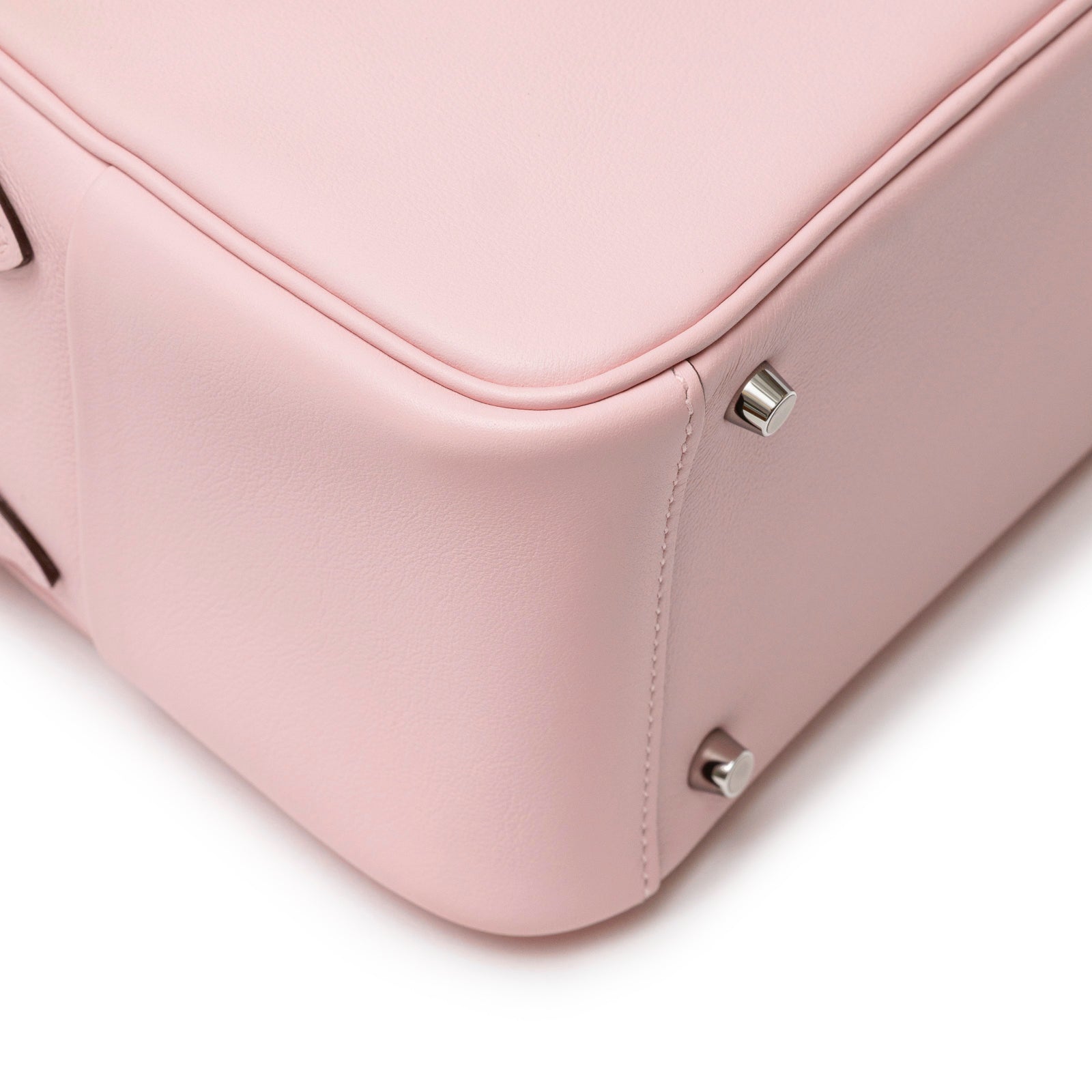 Close-up of base corner and palladium hardware on Hermès Mini Lindy II Rose Sakura Swift Palladium Hardware