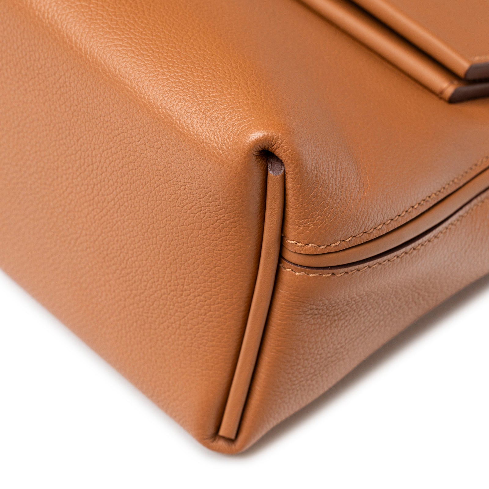 Close-up angled shot of the Hermès 24/24 21 Gold Evercolor Swift Gold Hardware corner showing leather texture and stitching detail