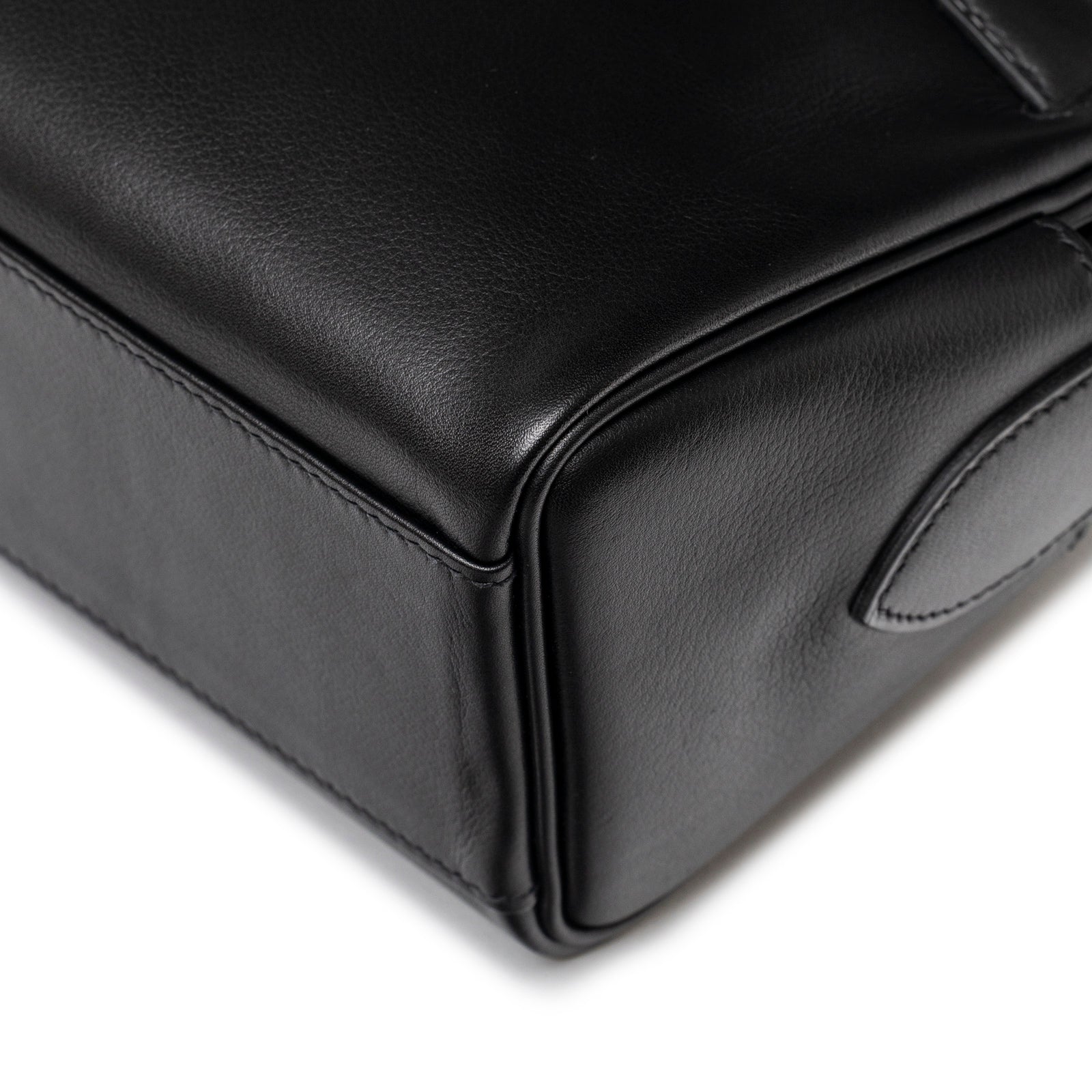 Close-up of bottom corner showing black leather texture on Hermès Kelly Messenger PM Black Evergrain Palladium Hardware