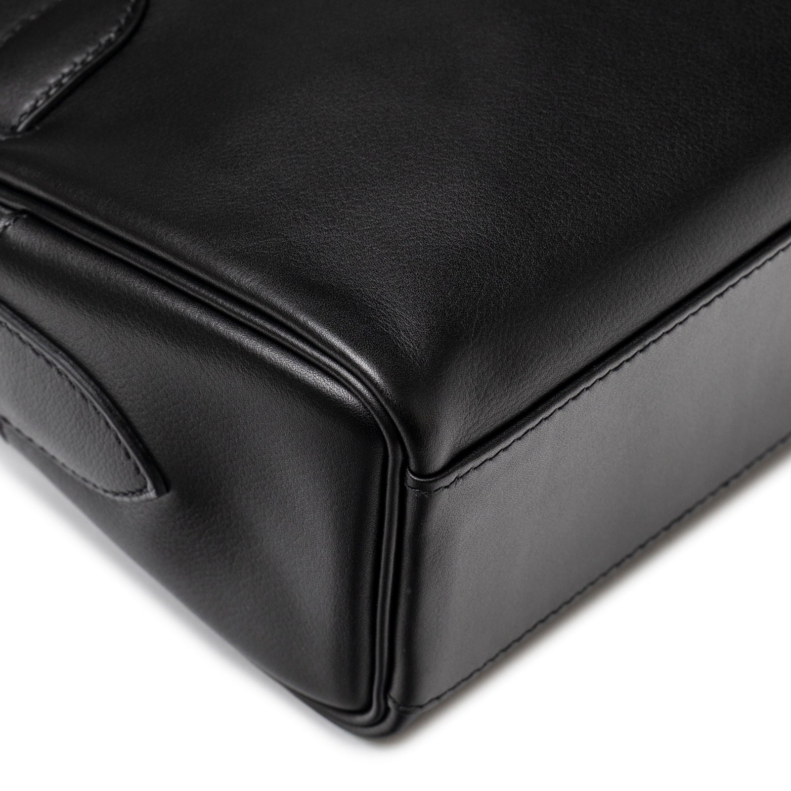 Close-up of corner and stitching detail on Hermès Kelly Messenger PM Black Evergrain Palladium Hardware bag