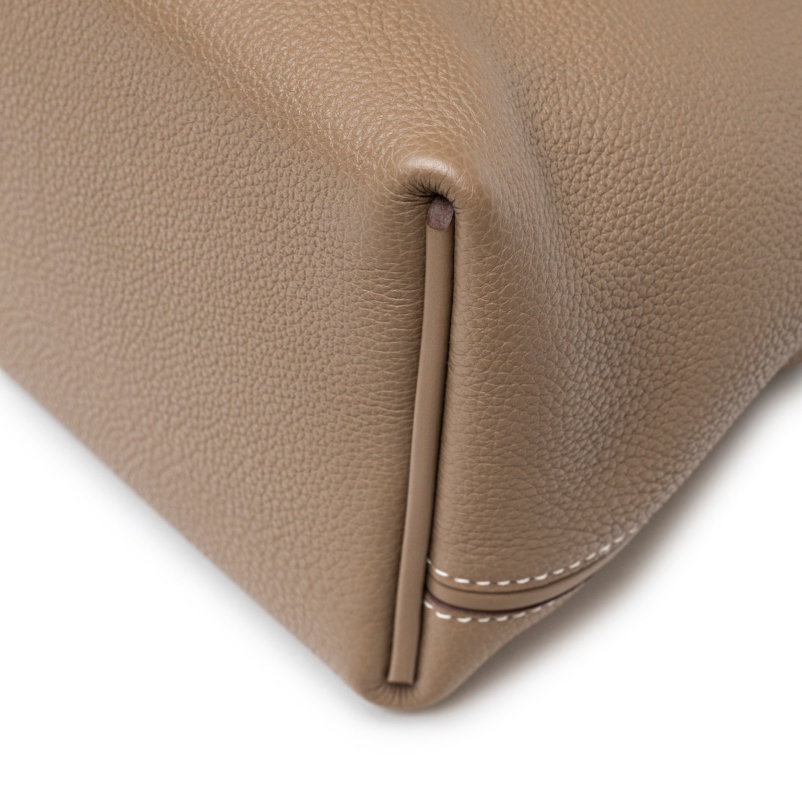 Close-up of Hermès 24/24 29 Etoupe Togo and Swift Gold Hardware showing corner leather texture and stitching detail