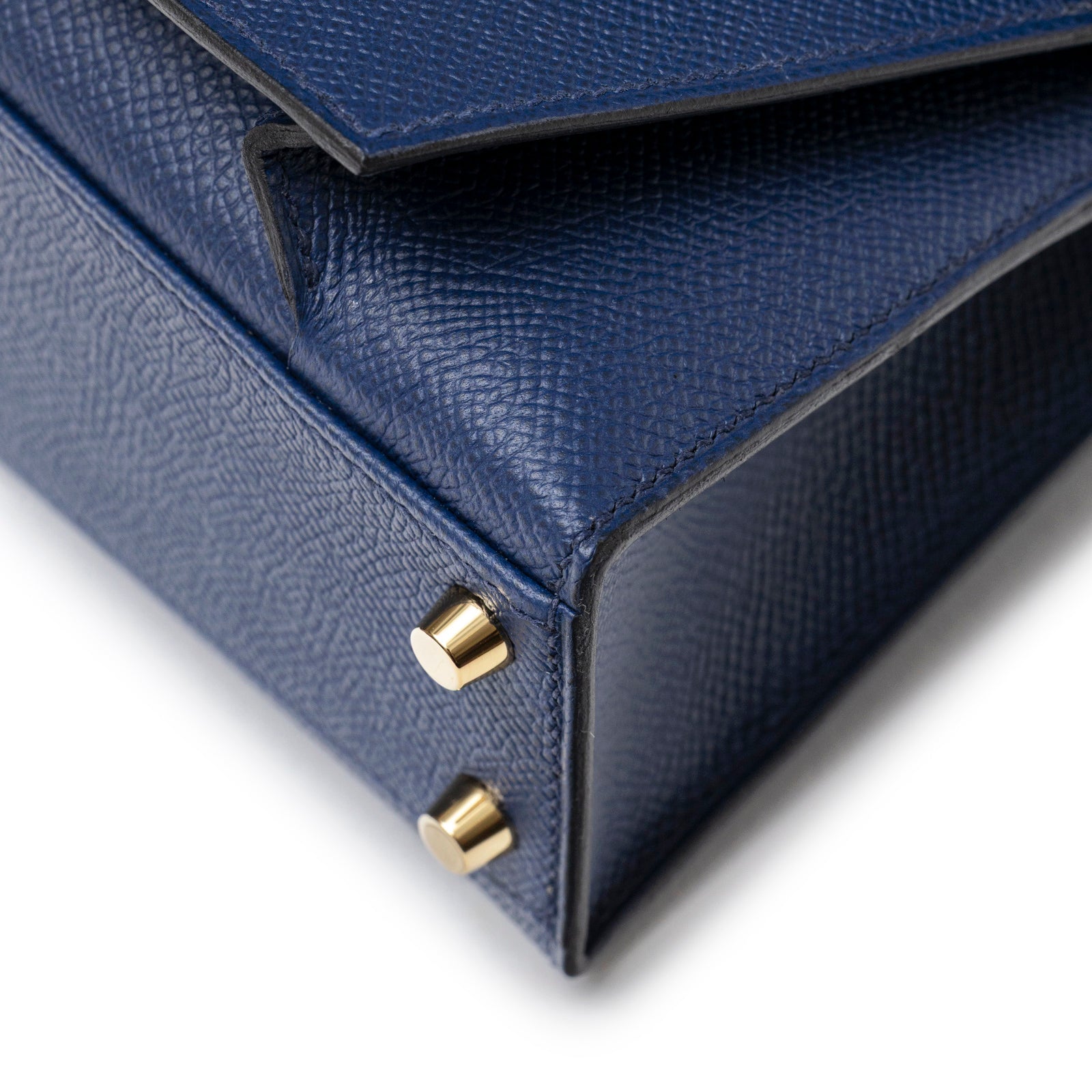 Close-up of bottom corner showing gold hardware and textured blue leather on Hermès Kelly Desordre 20 Sellier Blue Saphir Epsom Gold Hardware