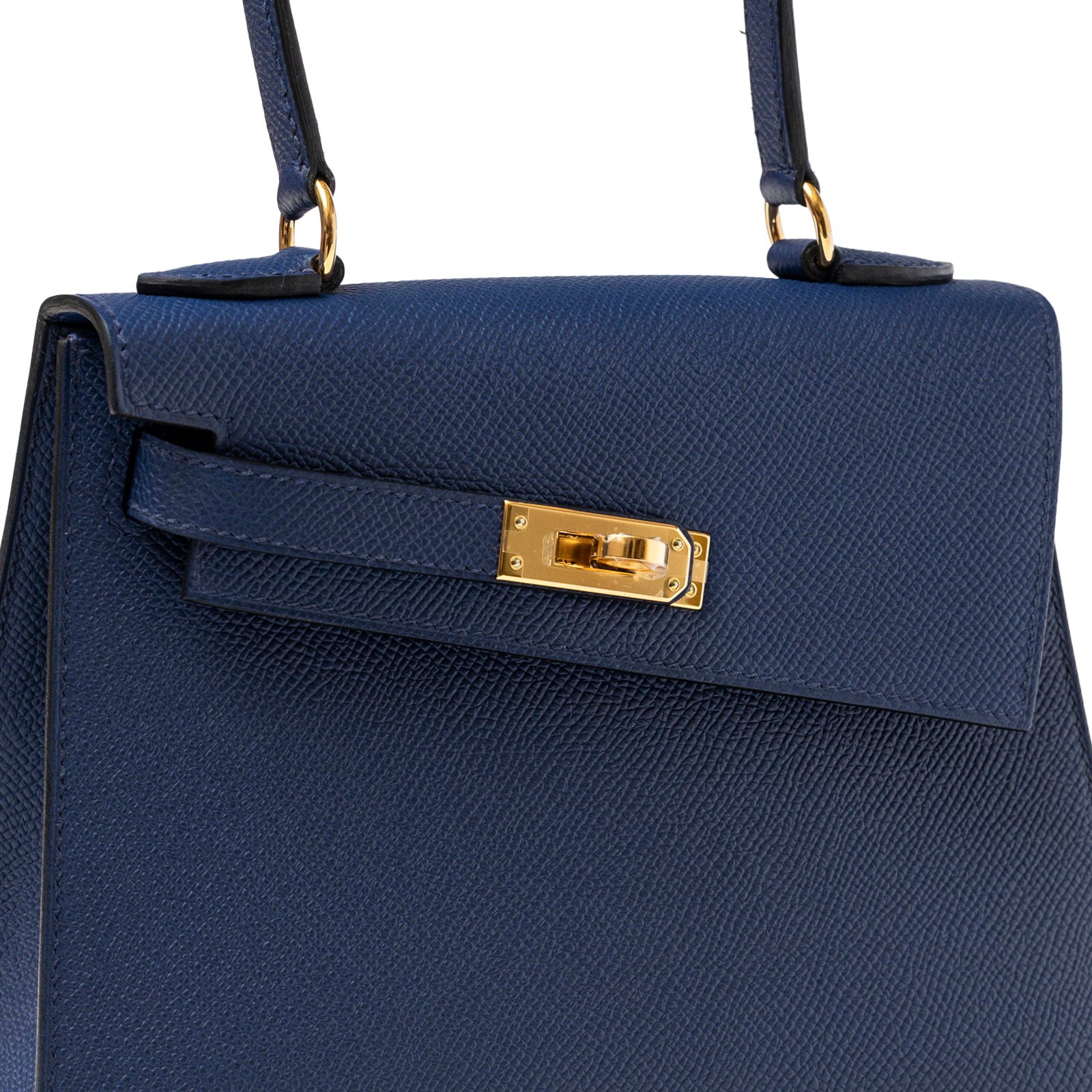 Close-up front view of Hermès Kelly Desordre 20 Sellier Blue Saphir Epsom Gold Hardware clasp detail