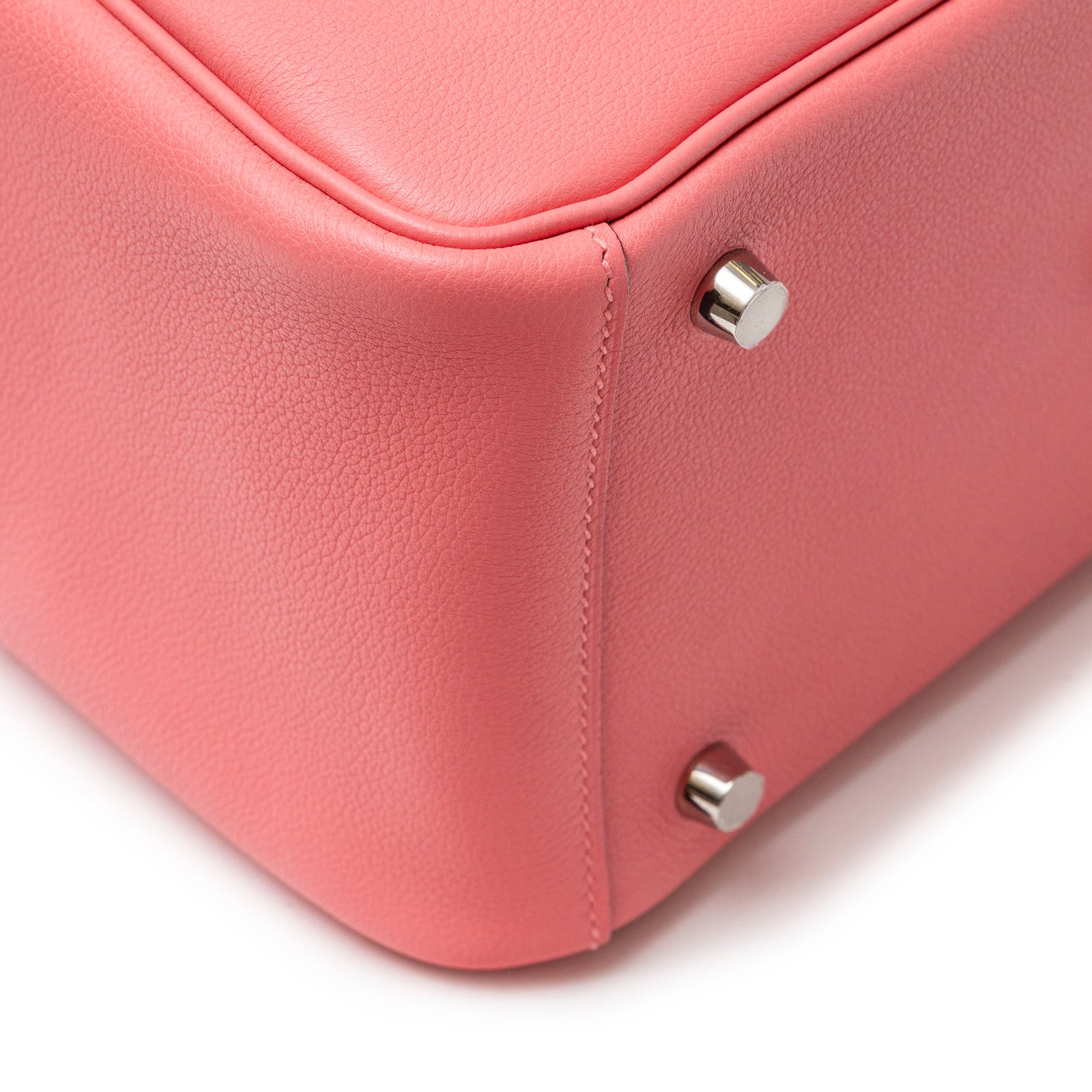 Close-up of bottom corner showing stitching and palladium hardware on Hermès Lindy 26 Rose Azelee Evercolor Palladium Hardware