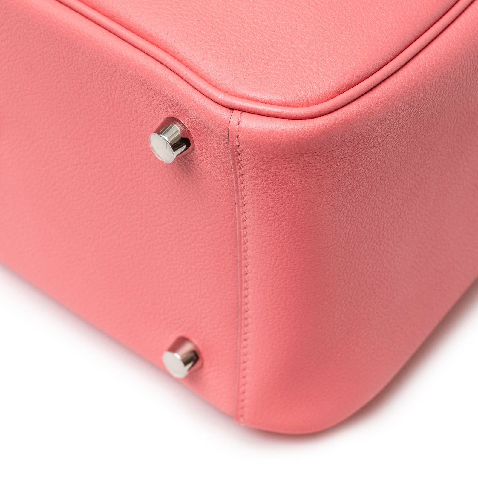 Close-up of bottom corner showing stitching and palladium hardware on Hermès Lindy 26 Rose Azelee Evercolor Palladium Hardware
