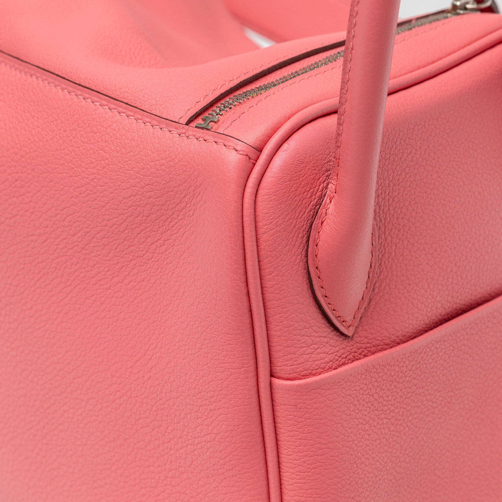 Close-up angled view of Hermès Lindy 26 Rose Azelee Evercolor Palladium Hardware showing leather texture and stitching details