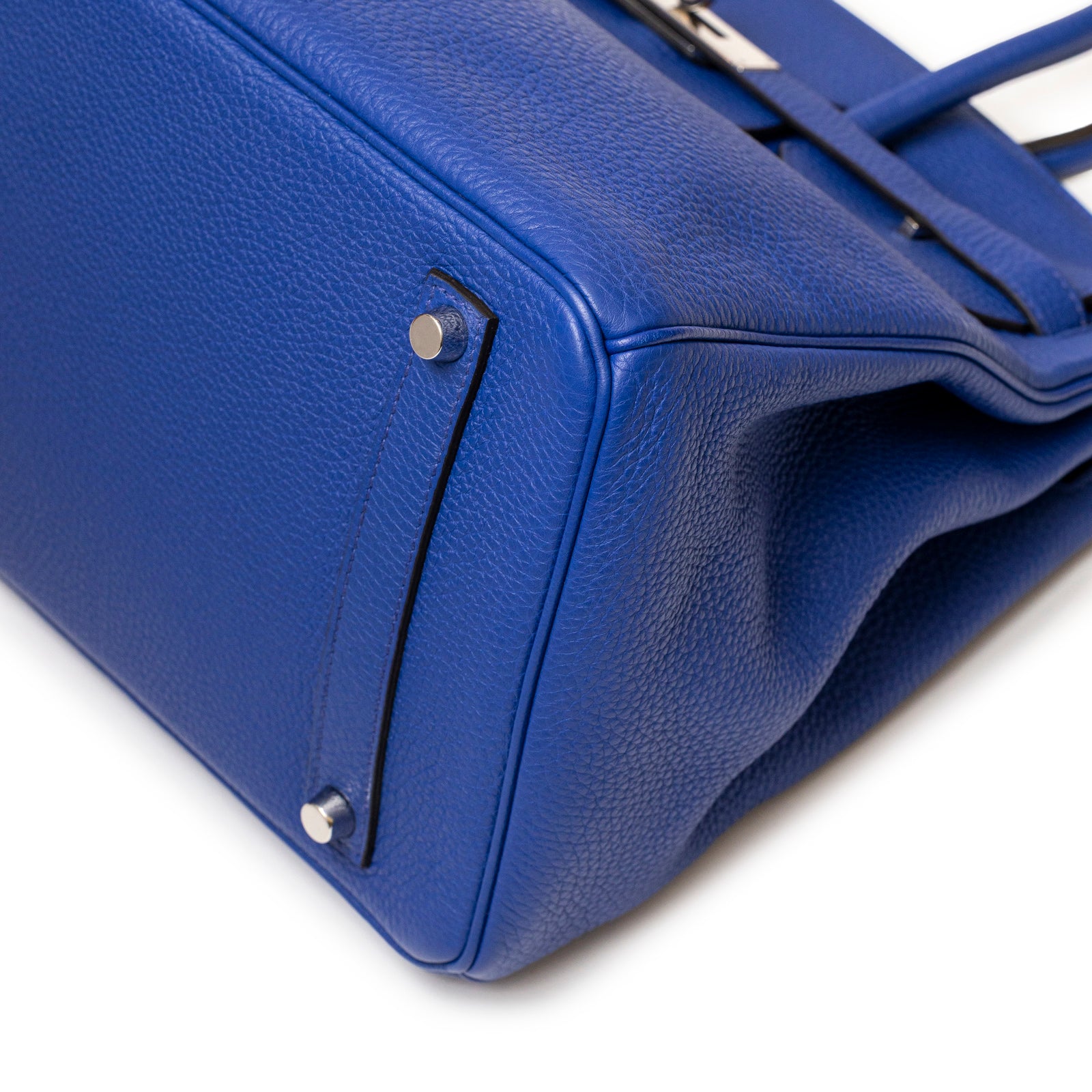 Close-up of the textured blue leather and palladium hardware details on Hermès Birkin 35 Blue Electric Togo Palladium Hardware bag