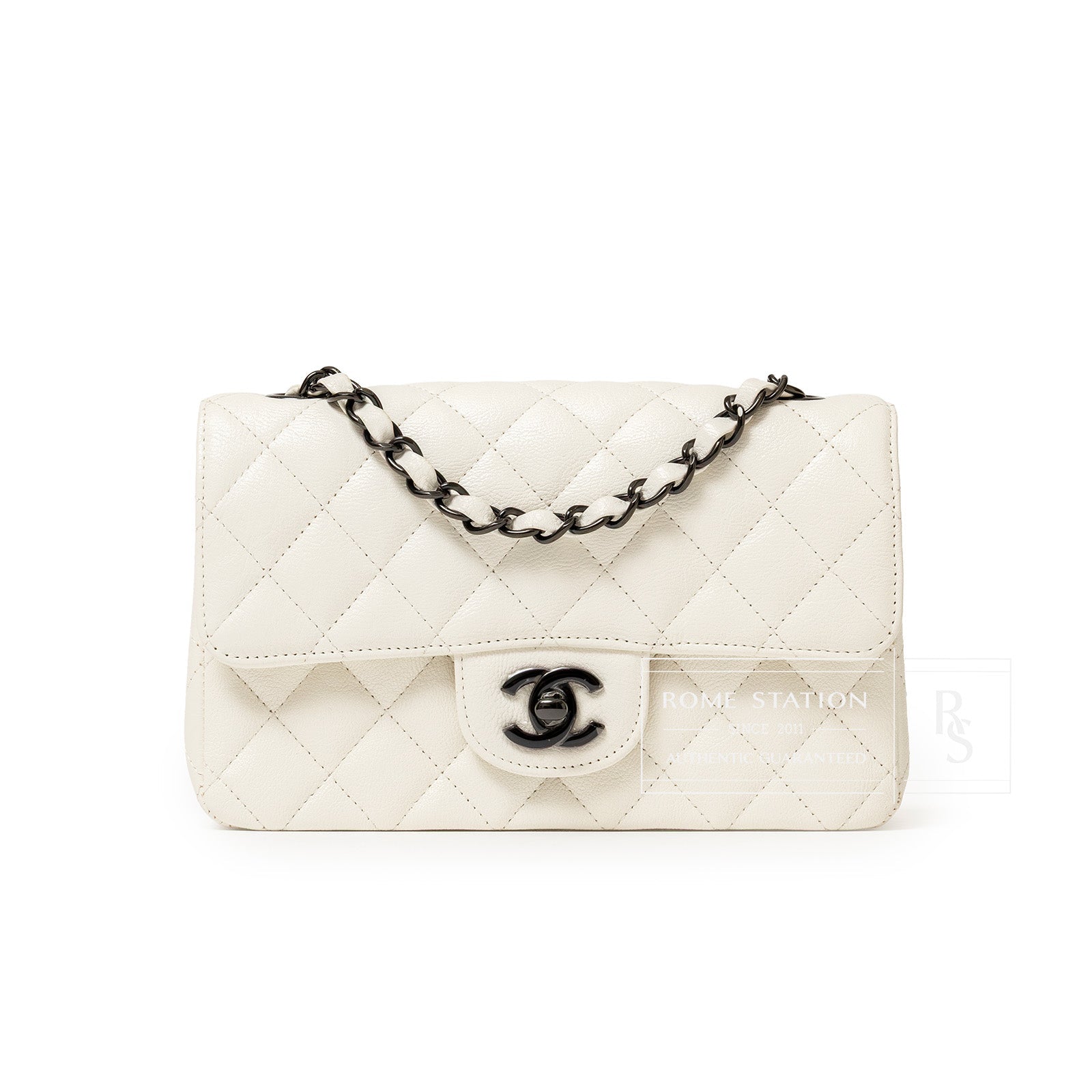 CHANEL ホワイト ミニバッグ Chanel Mini Classic Flap Bag in White Calfskin with Black Hardware