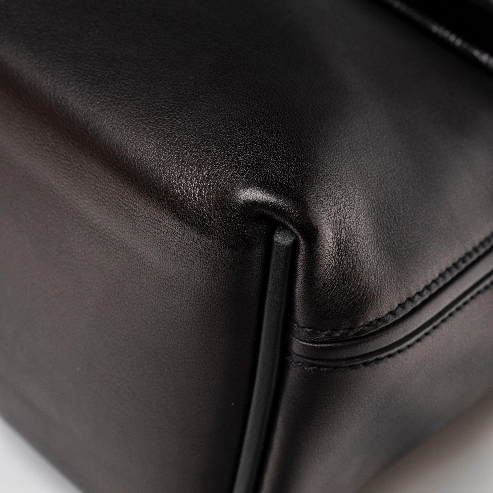 Close-up of smooth leather corner and detailed stitching on Hermès 24/24 21 Touch Black Lizard Volupto Gold Hardware bag