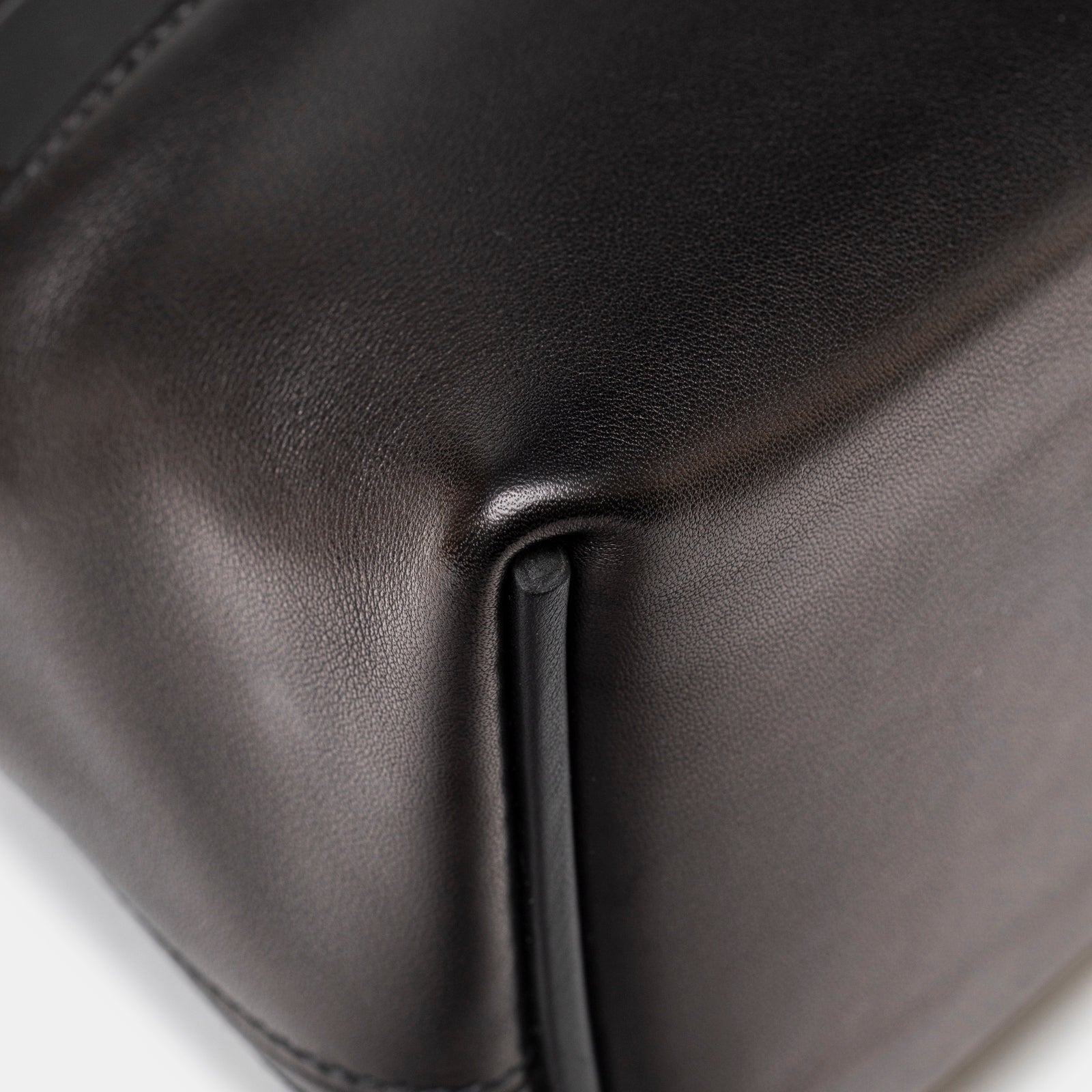Close-up of supple black leather corner and piping details on Hermès 24/24 21 Touch Black Lizard Volupto Gold Hardware