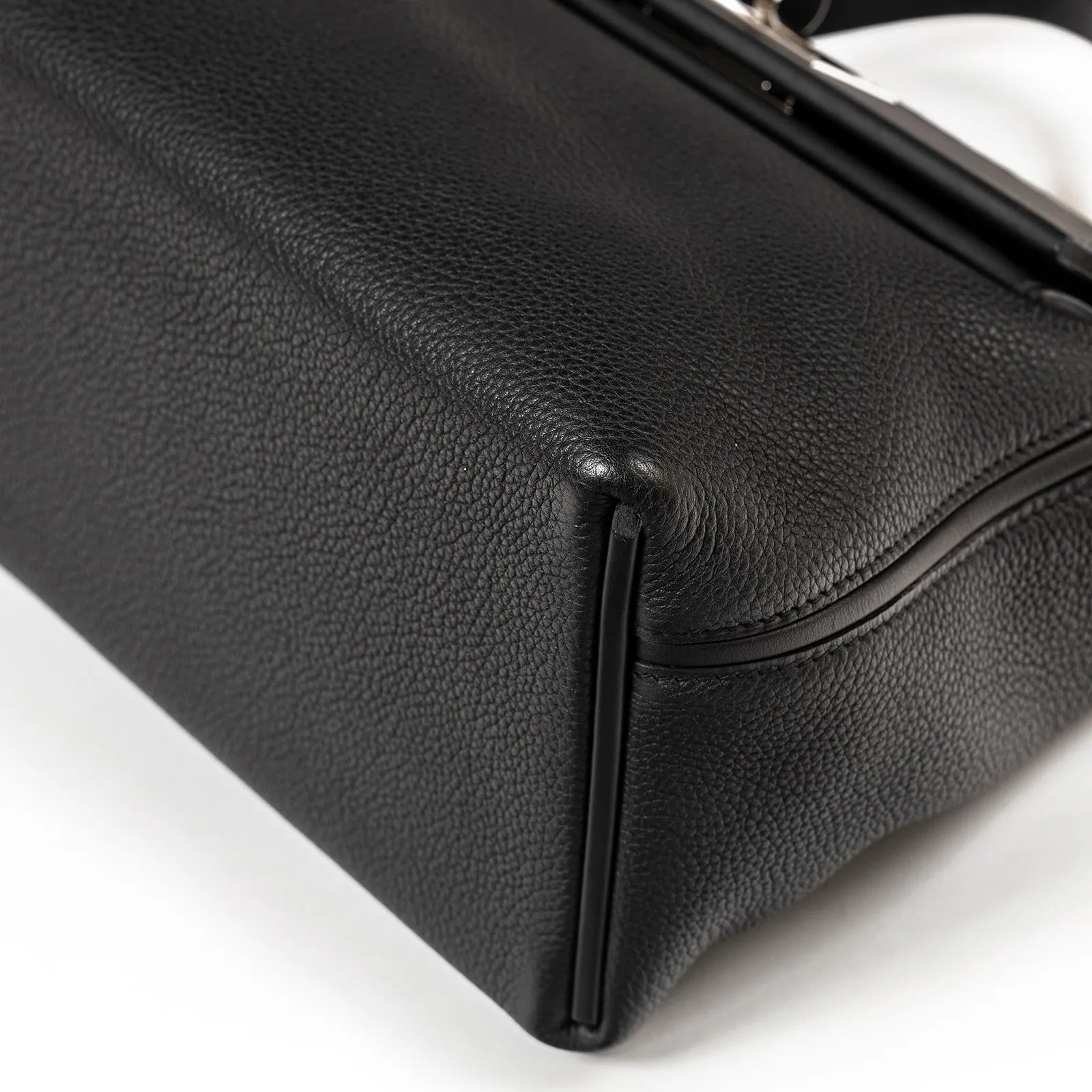 Close-up angled shot of black Taurillon Maurice leather corner and stitching on Hermès 24/24 29 bag