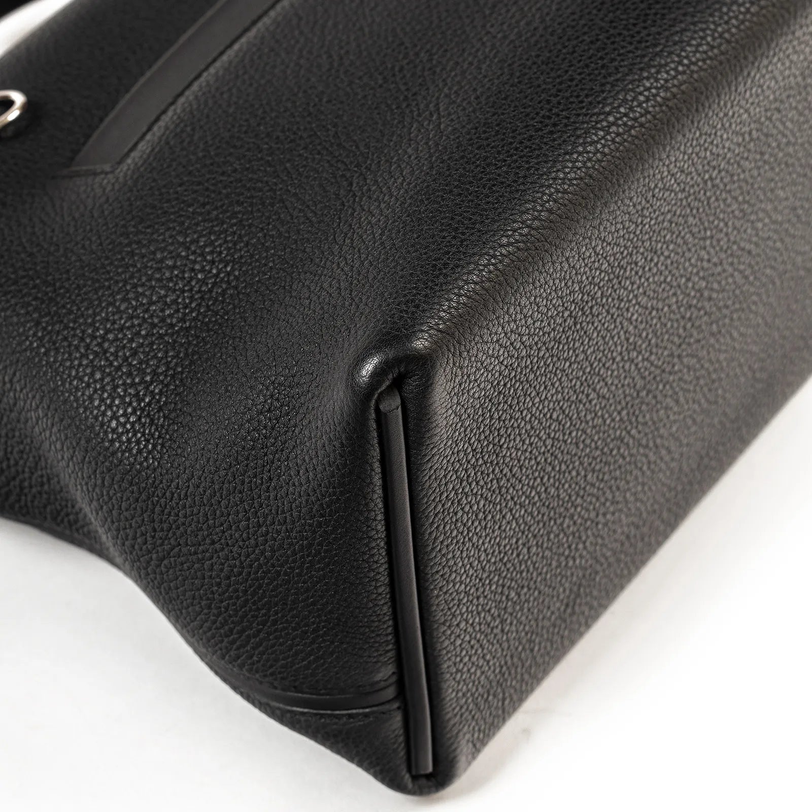 Close-up side view of black Taurillon Maurice leather with smooth piping on Hermès 24/24 29 Sac bag