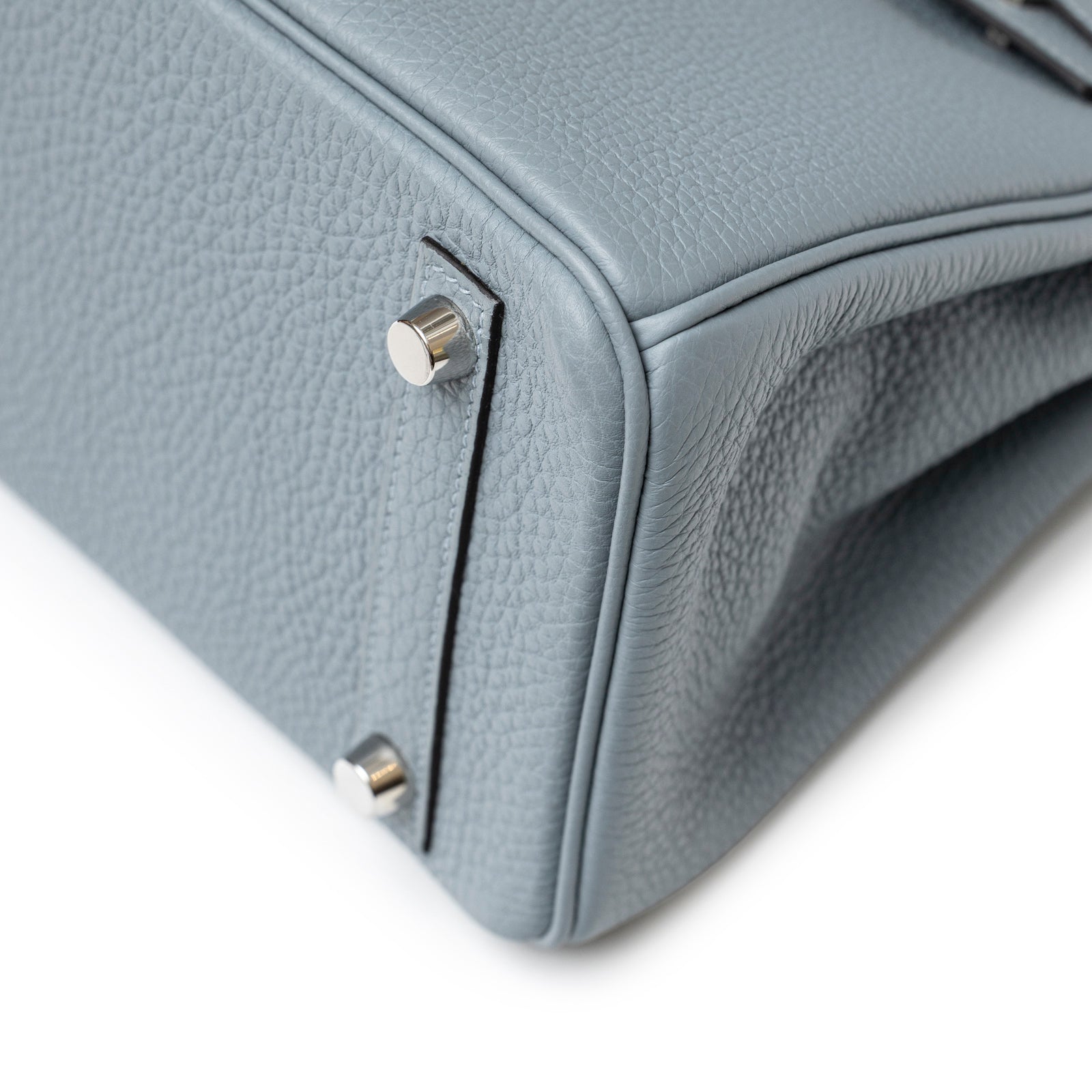 Close-up view of bottom corner showing palladium hardware and textured leather on Hermès Birkin 25 Blue Lin Verso Beige De Weimar Togo Palladium Hardware