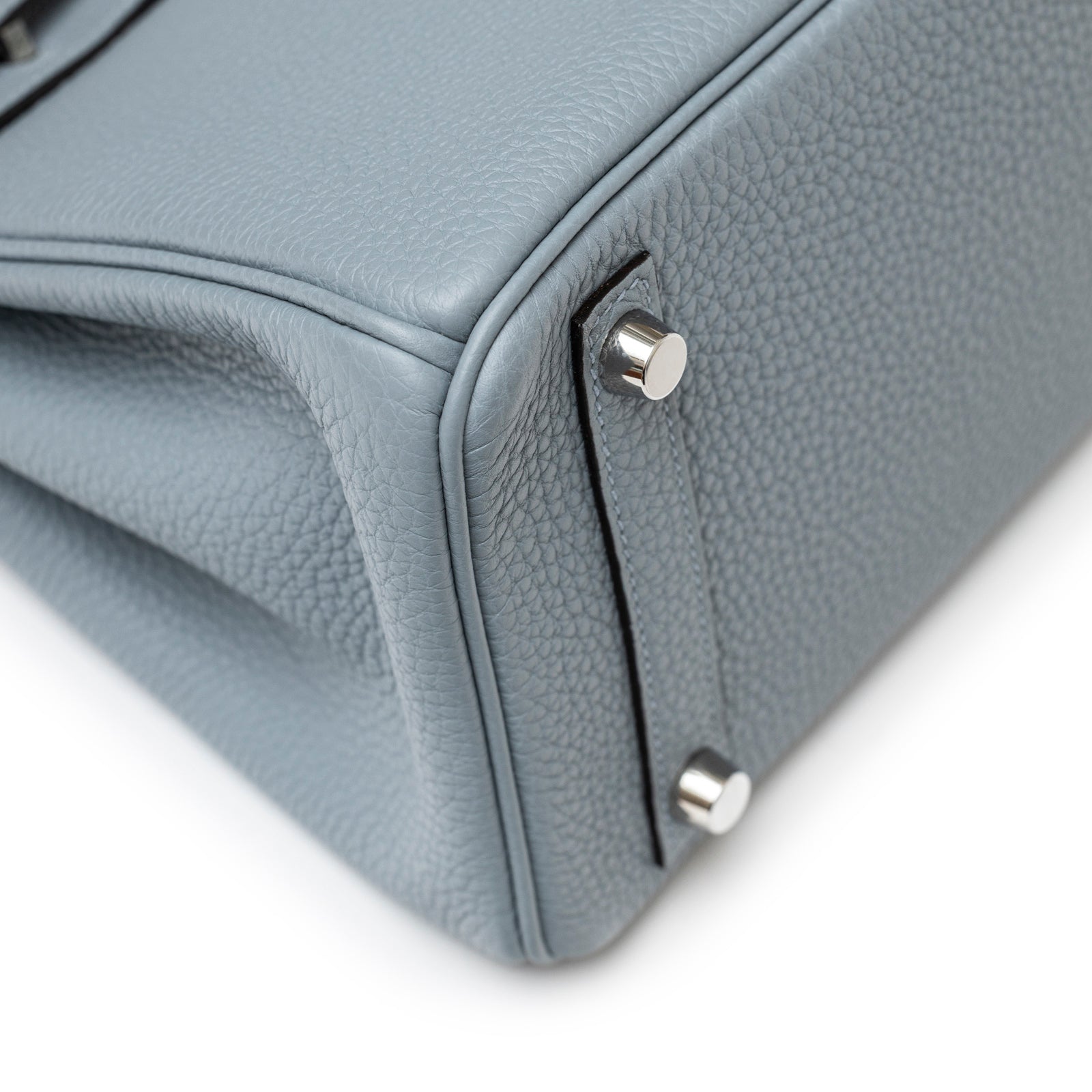 Close-up of base corner and palladium hardware of Hermès Birkin 25 Blue Lin Verso Beige De Weimar Togo Palladium Hardware