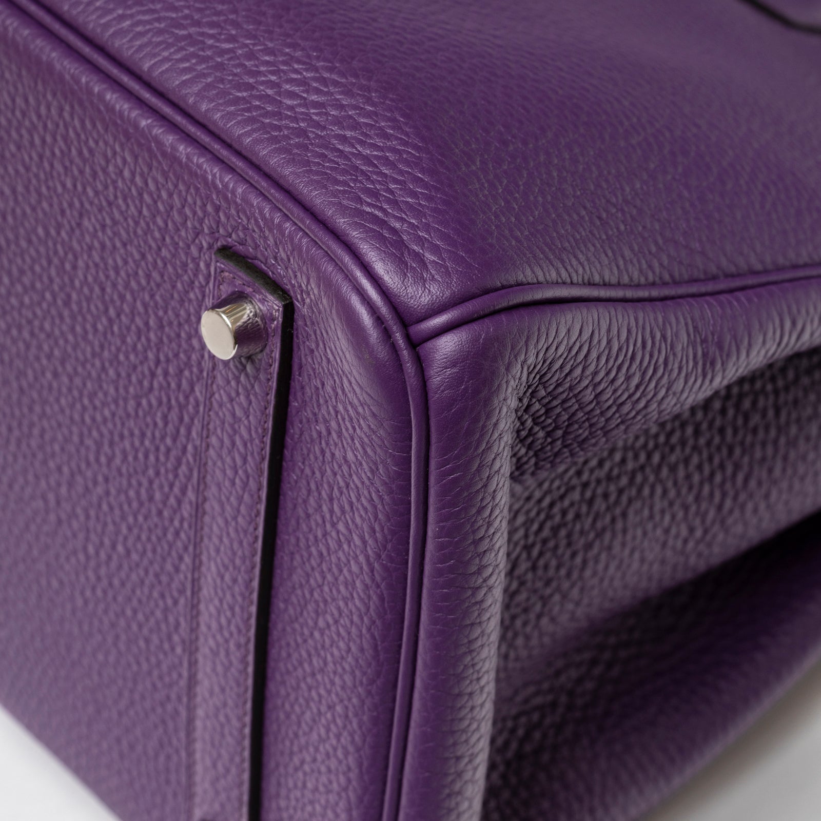Close-up of structured violet togo leather corner with smooth piping and palladium hardware on Hermès Birkin 35 Violet Togo Palladium Hardware