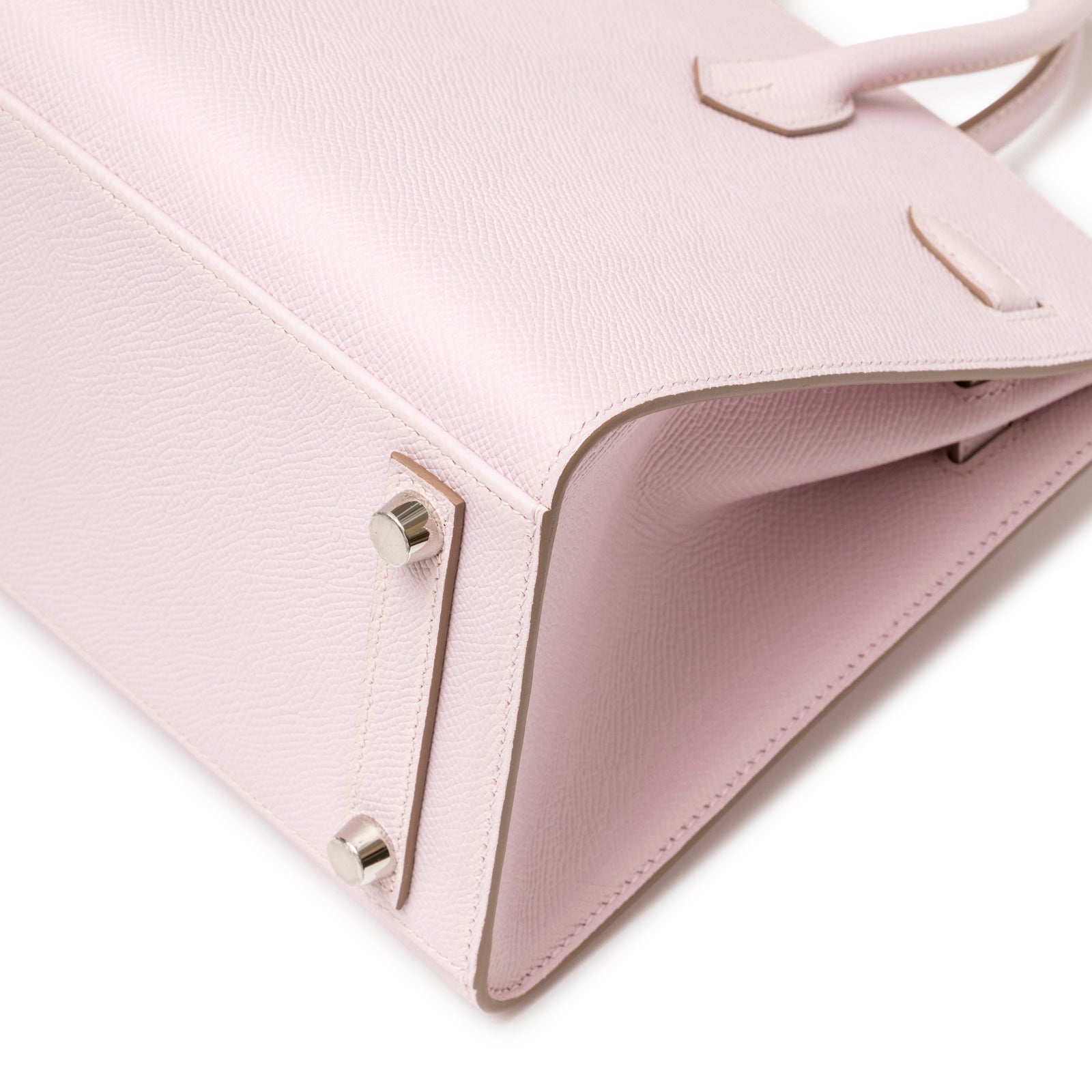 Close-up of corner and metal feet on Hermès Birkin Sellier 25 Mauve Pale Epsom Palladium Hardware handbag