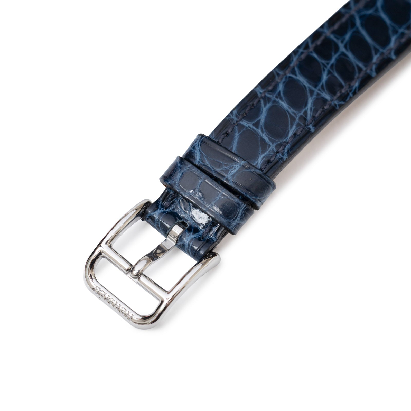 Close-up angled shot of shiny alligator blue strap and steel buckle on Hermès Cape Cod Diamond Watch Small Model 31mm Steel/Shiny Alligator Blue Saphir