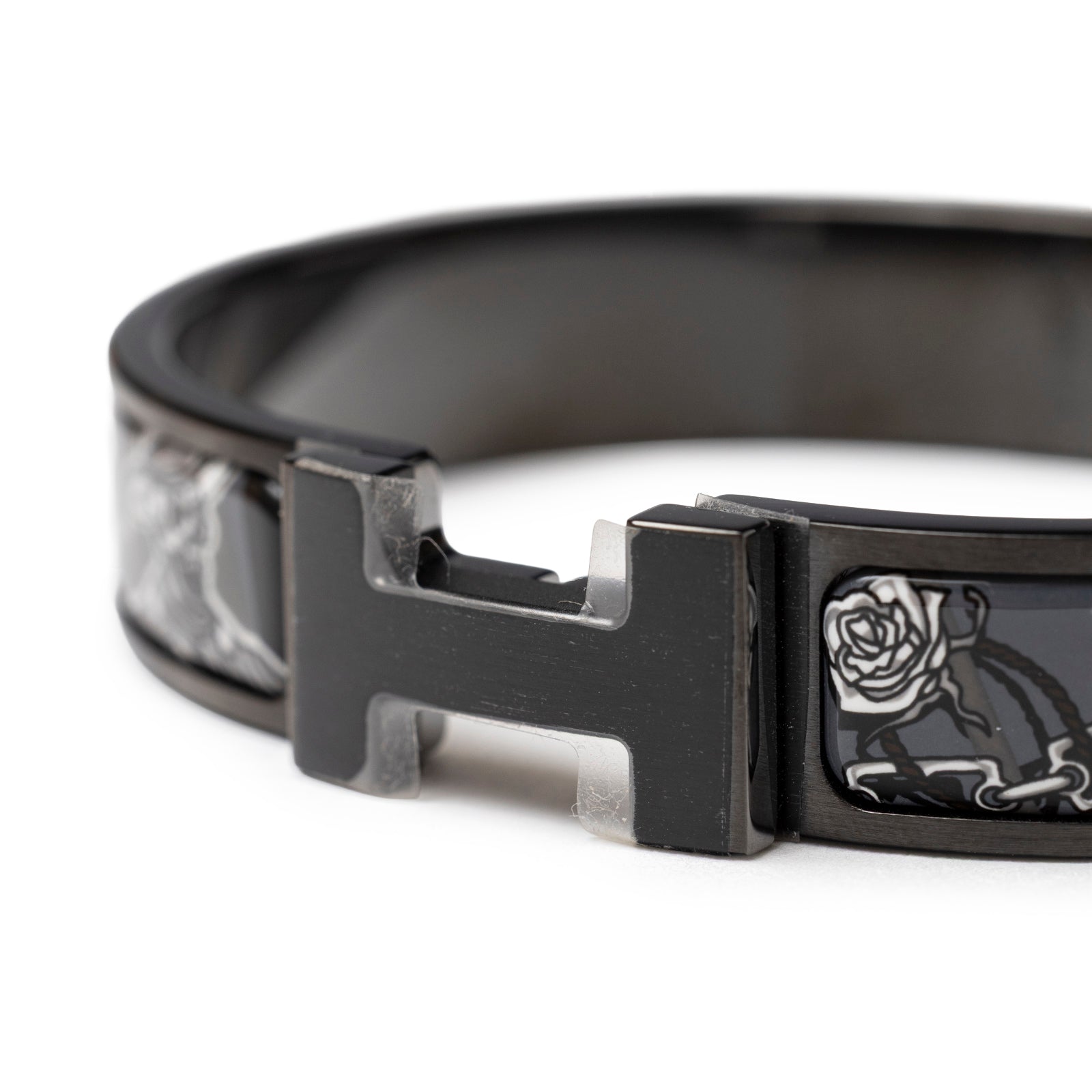 Close-up angled view of Hermès Clic HH C'est la Fete So Black Bracelet Grand Classique with rose and chain detail