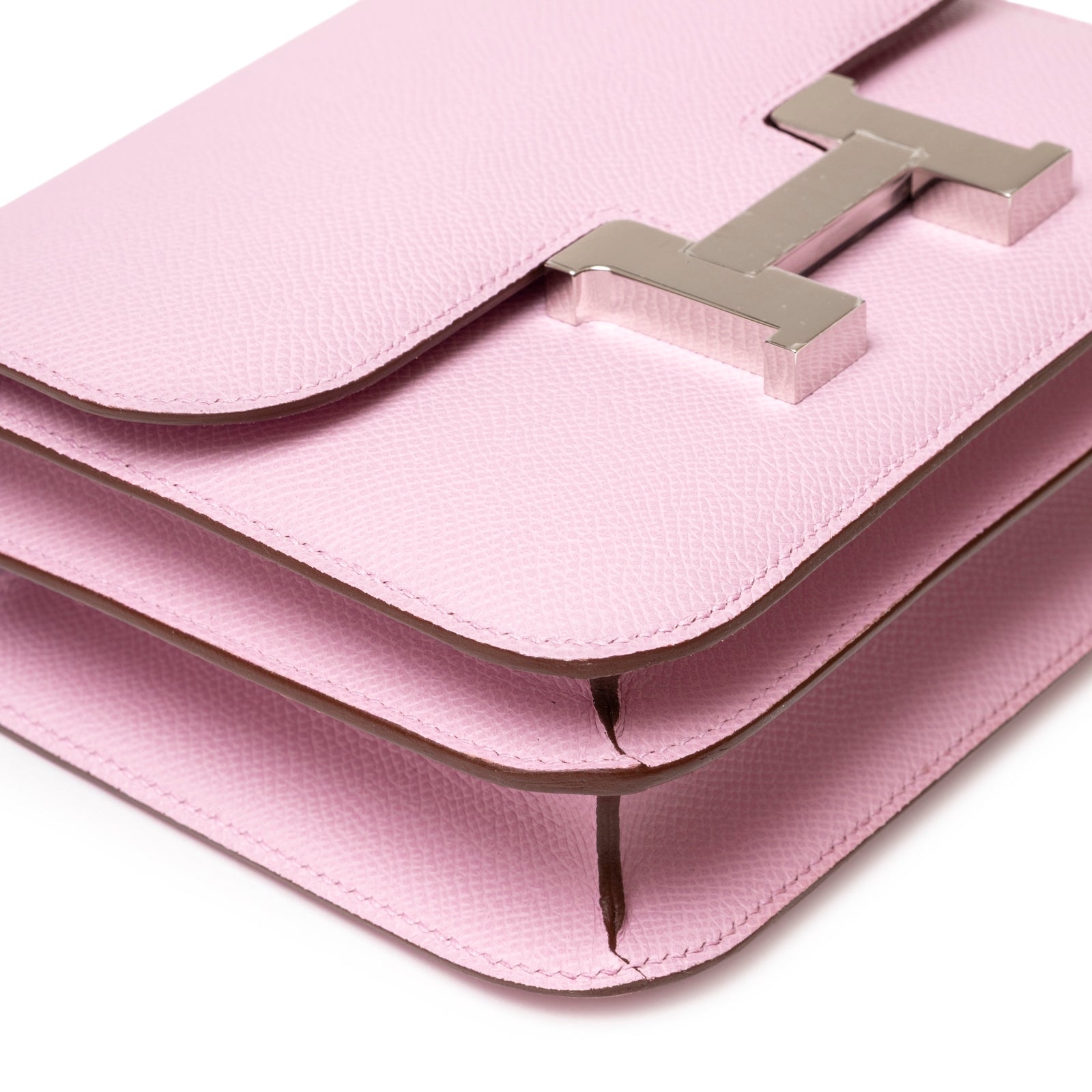 Close-up of Hermès Constance 18 Mauve Sylvester Epsom Palladium showing leather texture and silver hardware edge