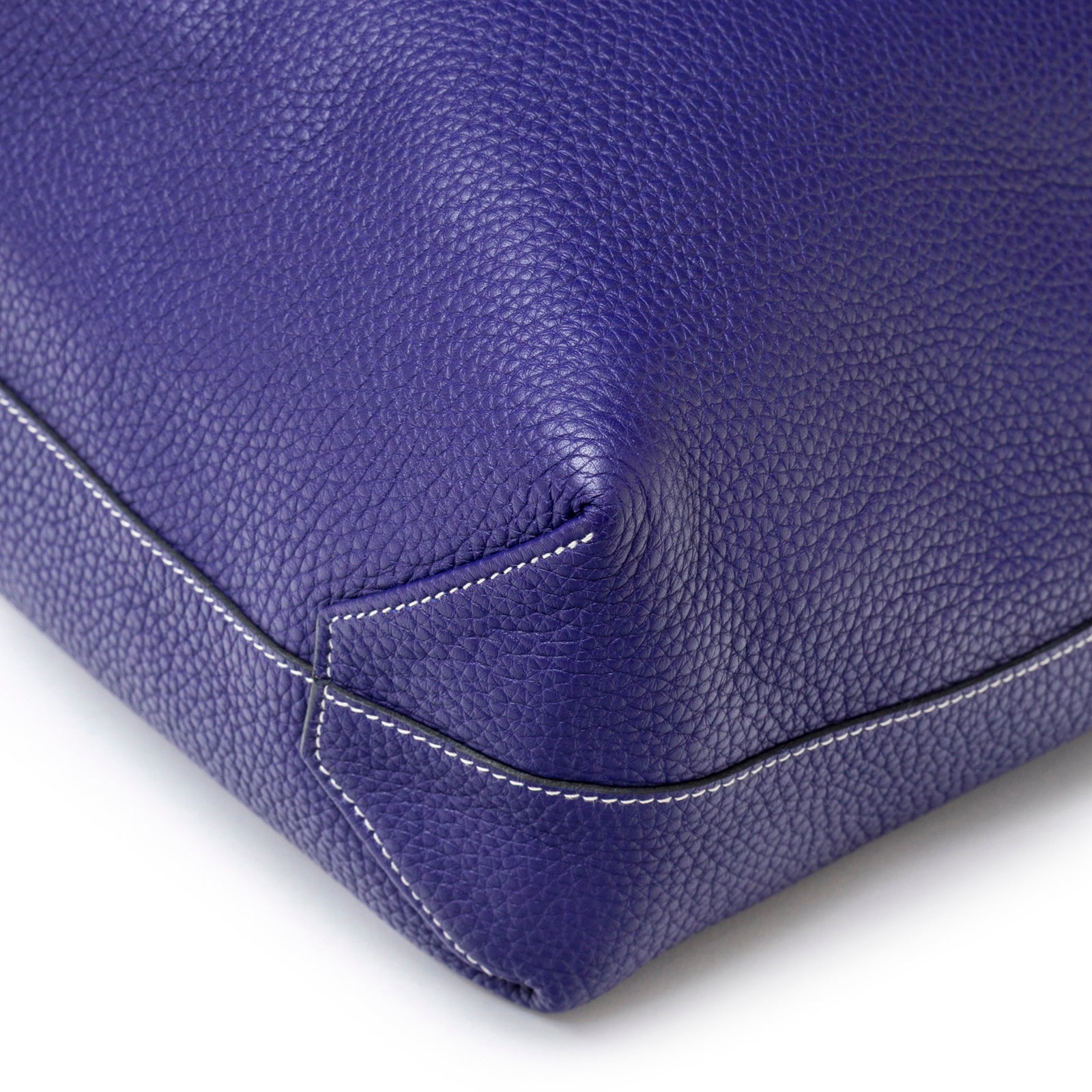 Close-up of corner stitching and textured Clemence leather on Hermès Double Sens Reversible Bicolor Shoulder Bag Clemence Violet/Blue
