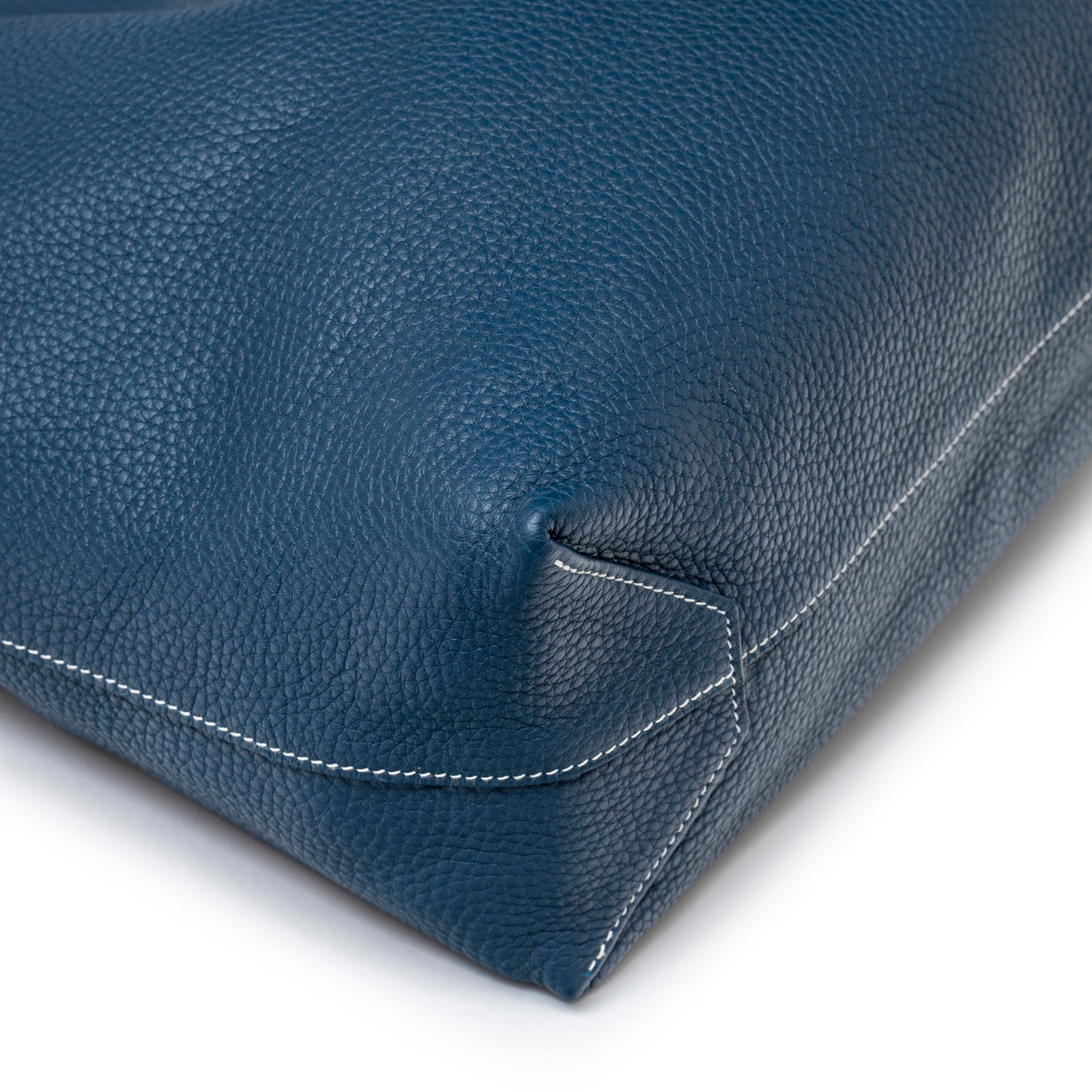 Close-up of bottom corner showing pebbled texture and stitching on Hermès Double Sens Reversible Bicolor Shoulder Bag Clemence Violet/Blue