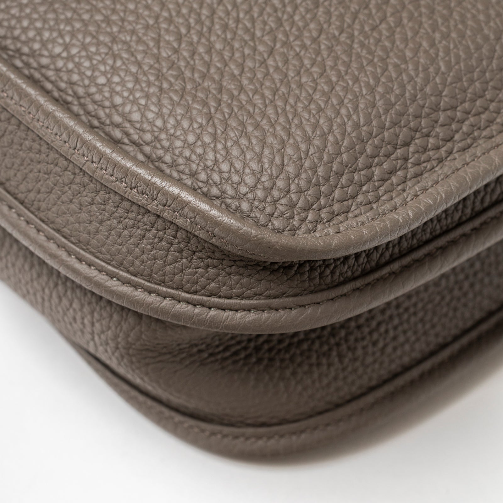 Close-up of Hermès Evelyne PM 29 Etain Clemence Palladium Hardware showing textured leather and edge piping detail