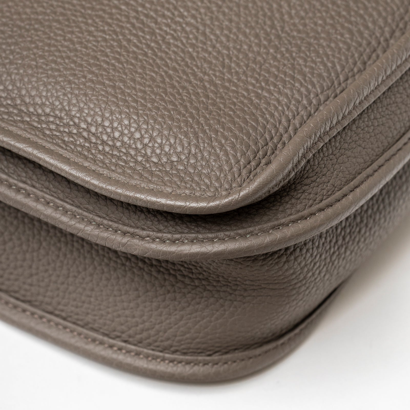 Close-up of Hermès Evelyne PM 29 Etain Clemence Palladium Hardware focusing on rounded leather edge and grain texture detail