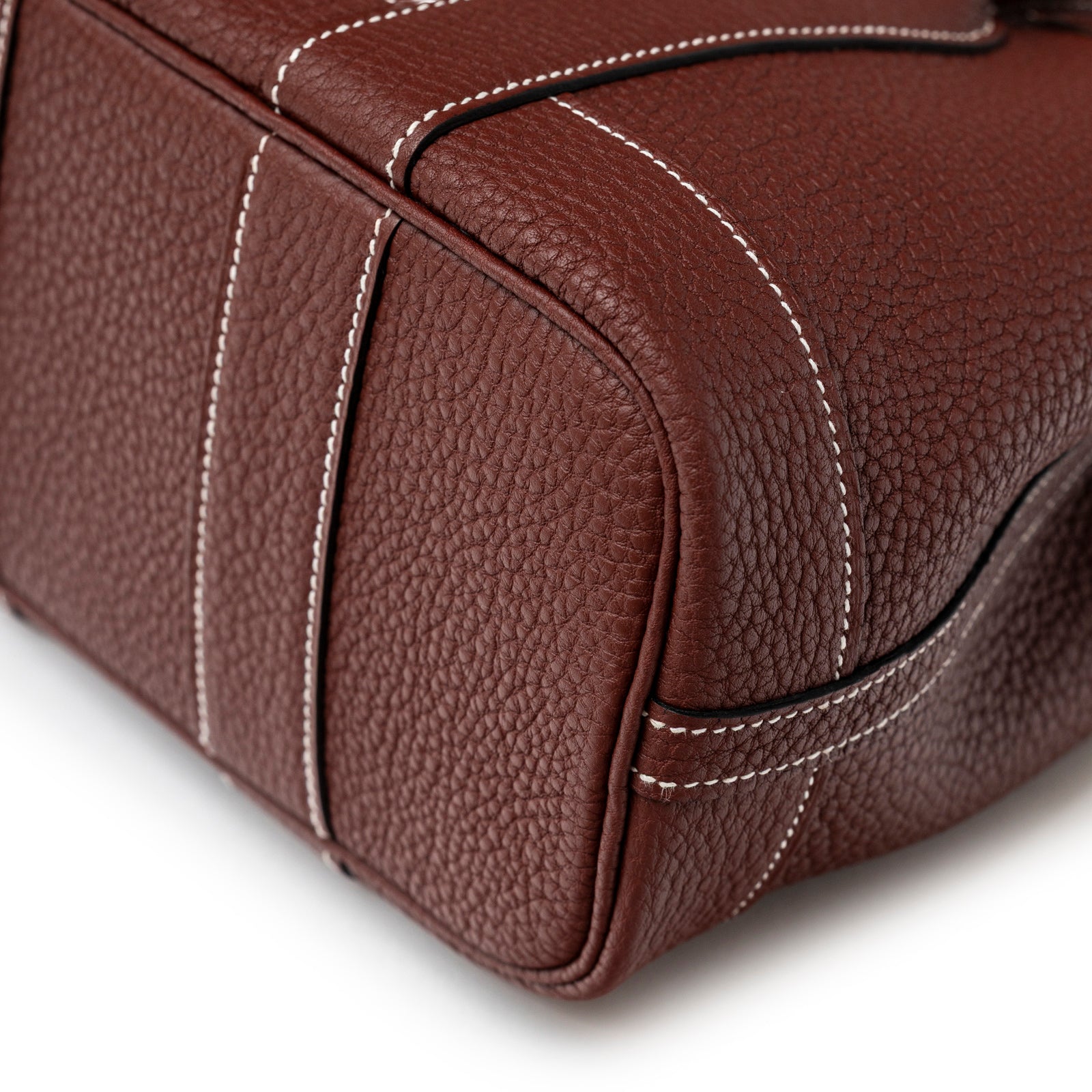 Close-up view of Hermès Mini Garden Party Neo 23 Rouge H Negonda Palladium Hardware corner stitching and textured leather