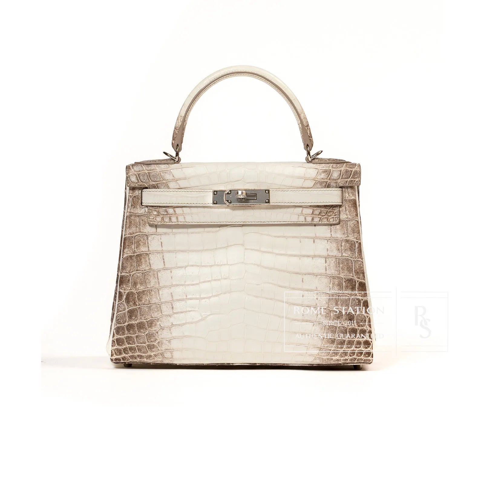 Front view of Hermès Himalaya Kelly 28 Retourne Blanc Matte Niloticus Crocodile Palladium Hardware handbag with metallic clasp and curved handle.