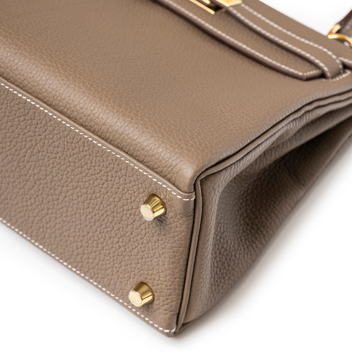 Hermès Kelly 25 Retourne Etoupe Togo Gold Hardware corner close-up with gold studs