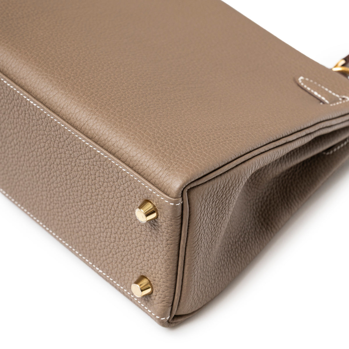 Hermès Kelly 25 Retourne Etoupe Togo Gold Hardware bottom corner close-up with gold studs