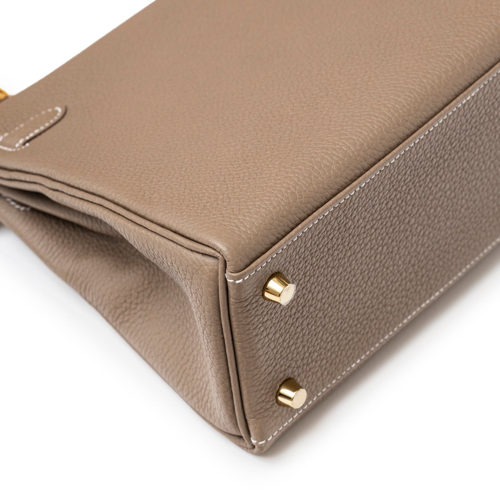 Hermès Kelly 25 Retourne Etoupe Togo Gold Hardware bottom corner with gold feet
