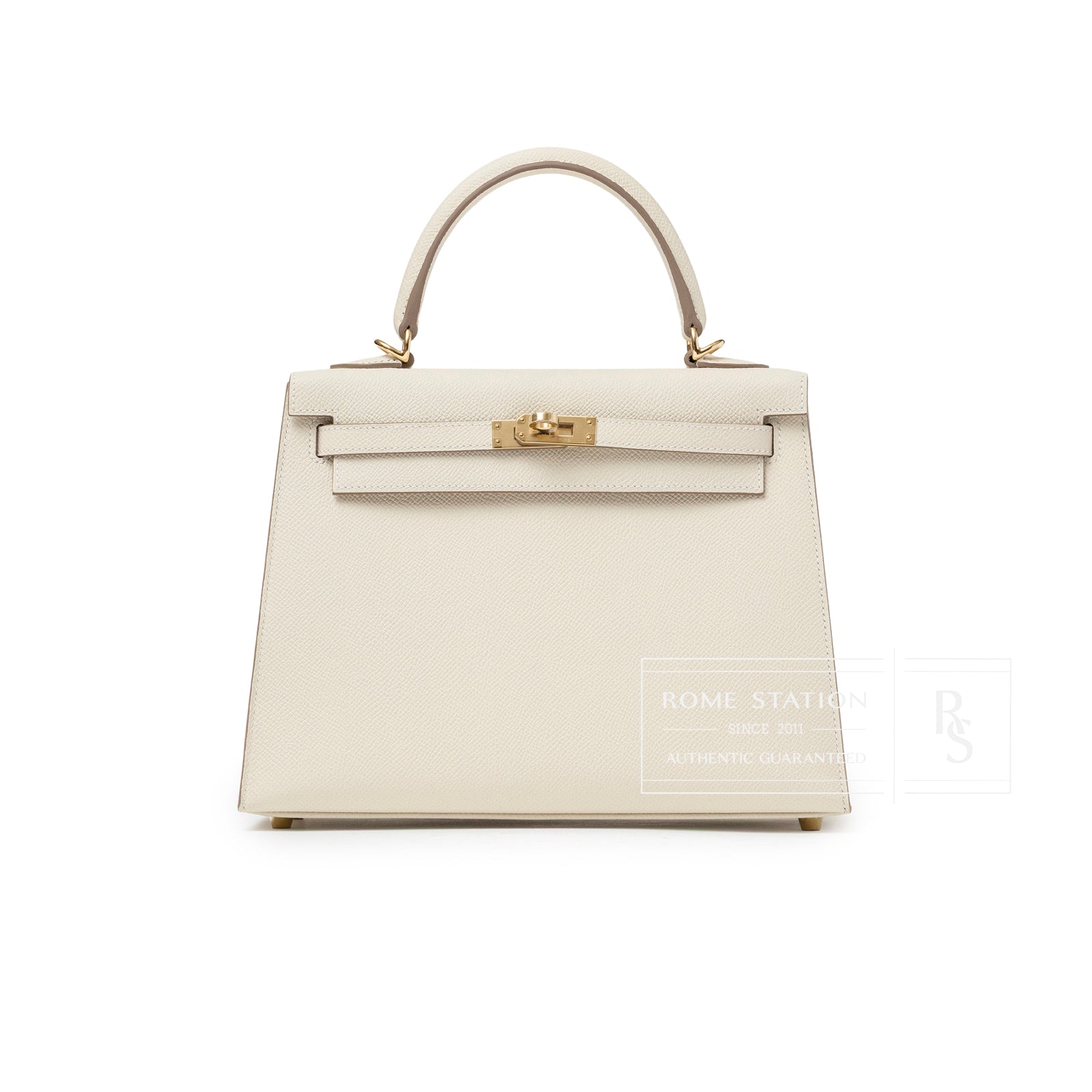 Front view of Hermès Kelly 25 Sellier Epsom Craie Permabrass Hardware handbag on white background