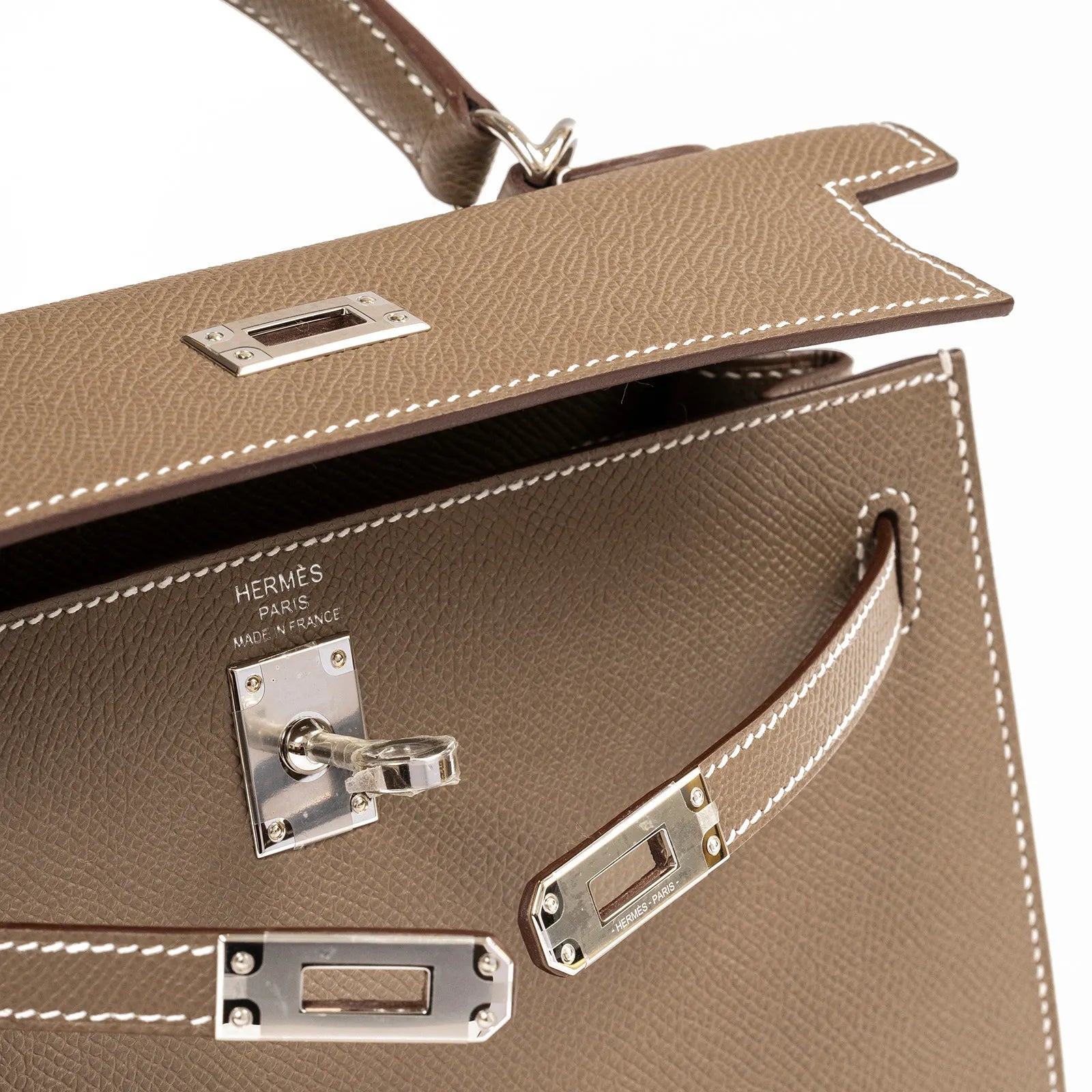 Hermès Kelly 25 Sellier Etoupe Epsom Palladium Hardware handbag, showcasing fine stitching and a top handle design.