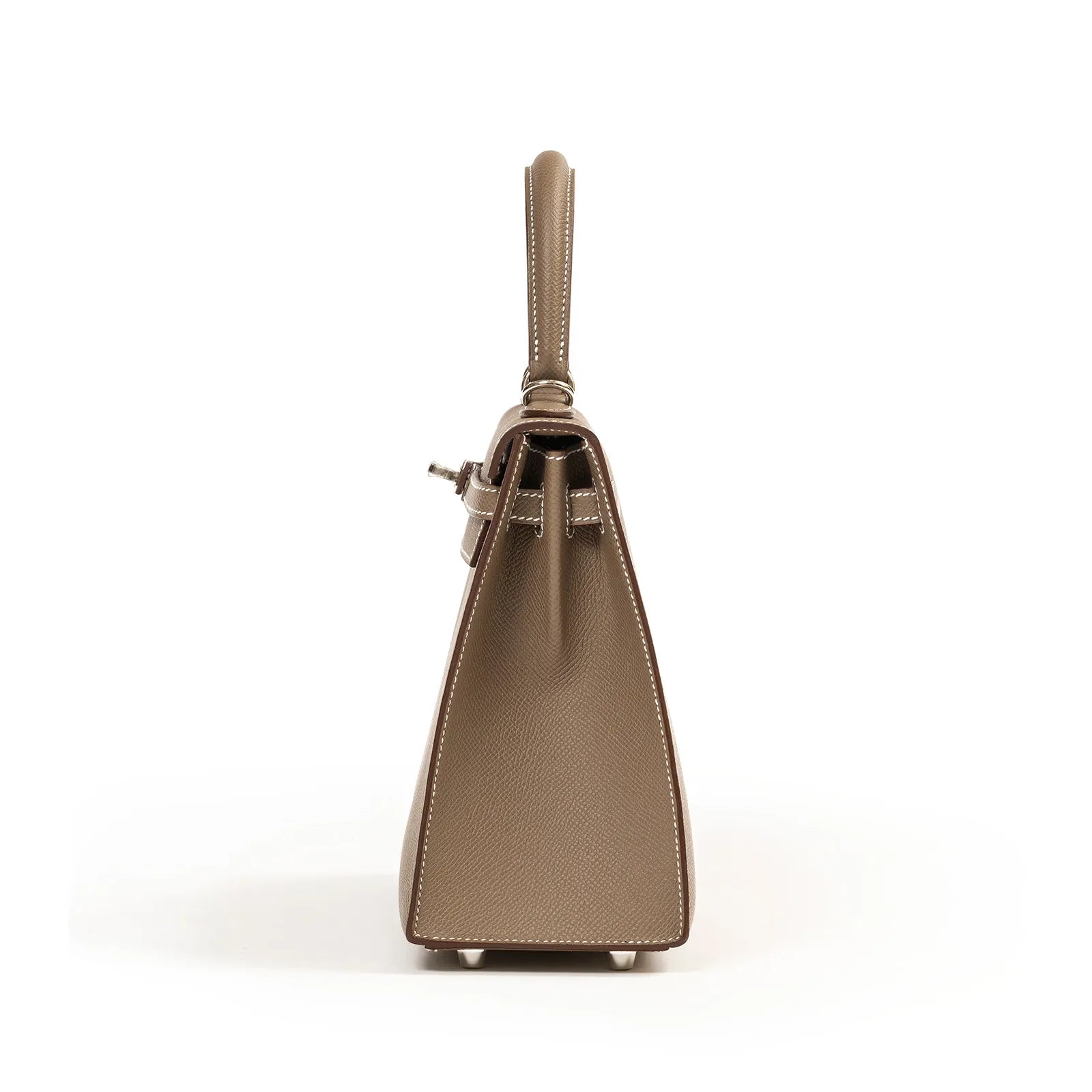 Hermès Kelly 25 Sellier Etoupe Epsom Palladium Hardware handbag side view with stitching details on white background.