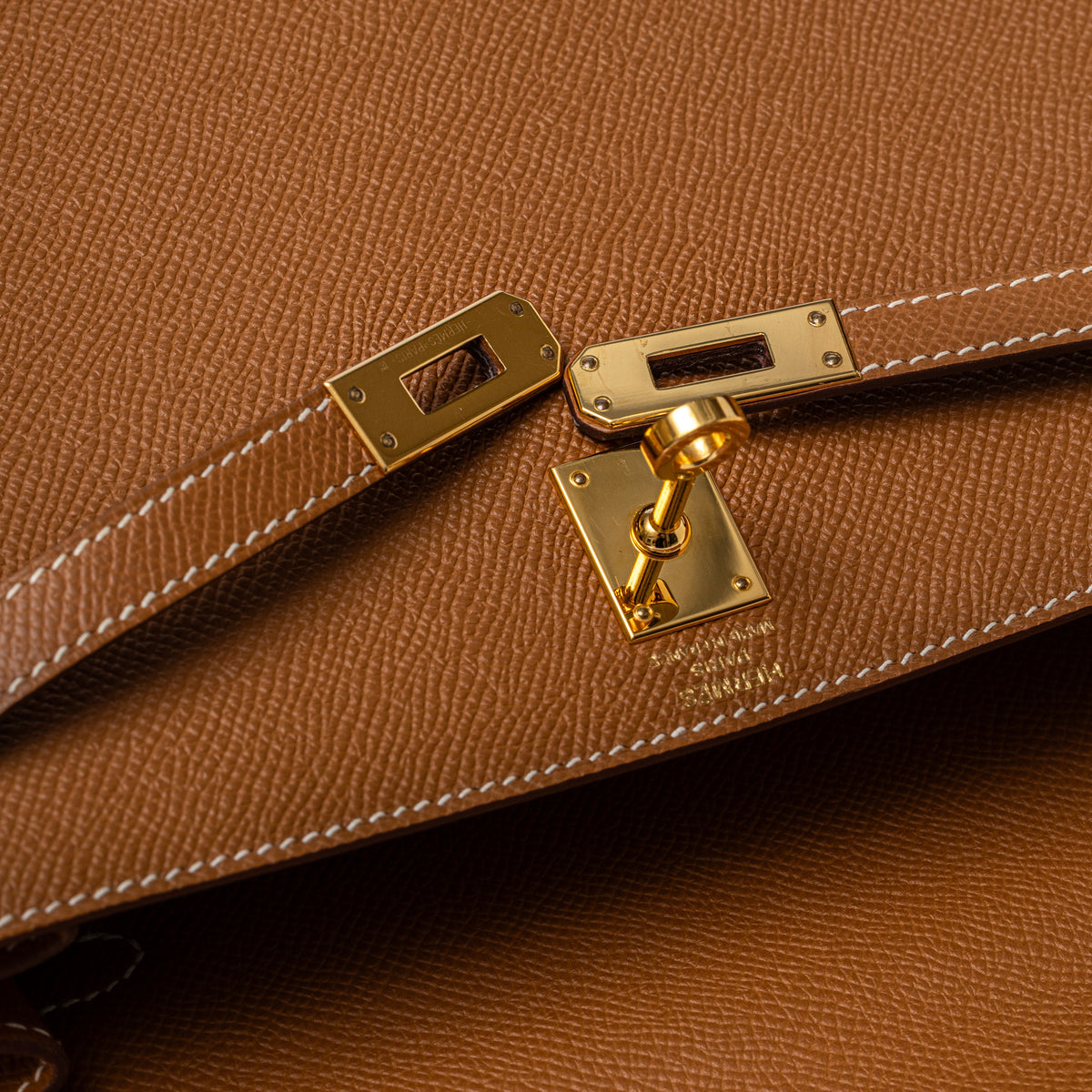Hermès Kelly 25 Sellier Gold Epsom Gold Hardware clasp close-up on hardware