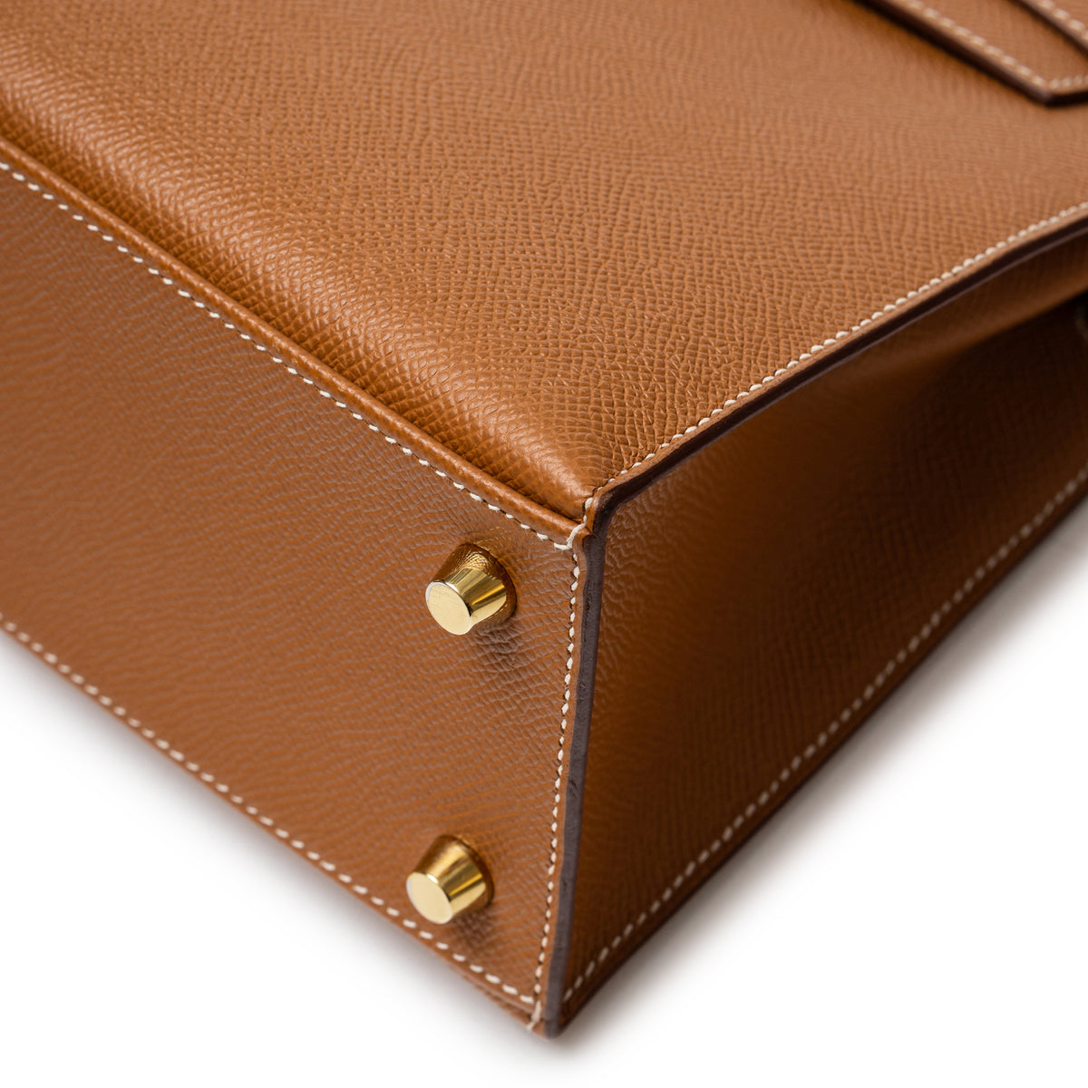Hermès Kelly 25 Sellier Gold Epsom Gold Hardware corner closeup with gold feet and neat stitching
