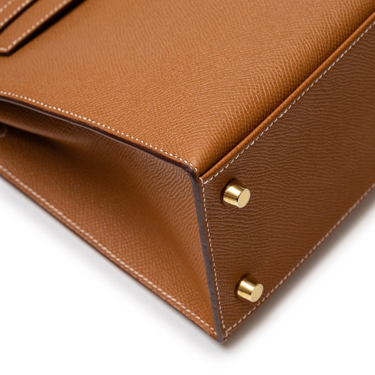 Hermès Kelly 25 Sellier Gold Epsom Gold Hardware corner closeup with protective gold feet