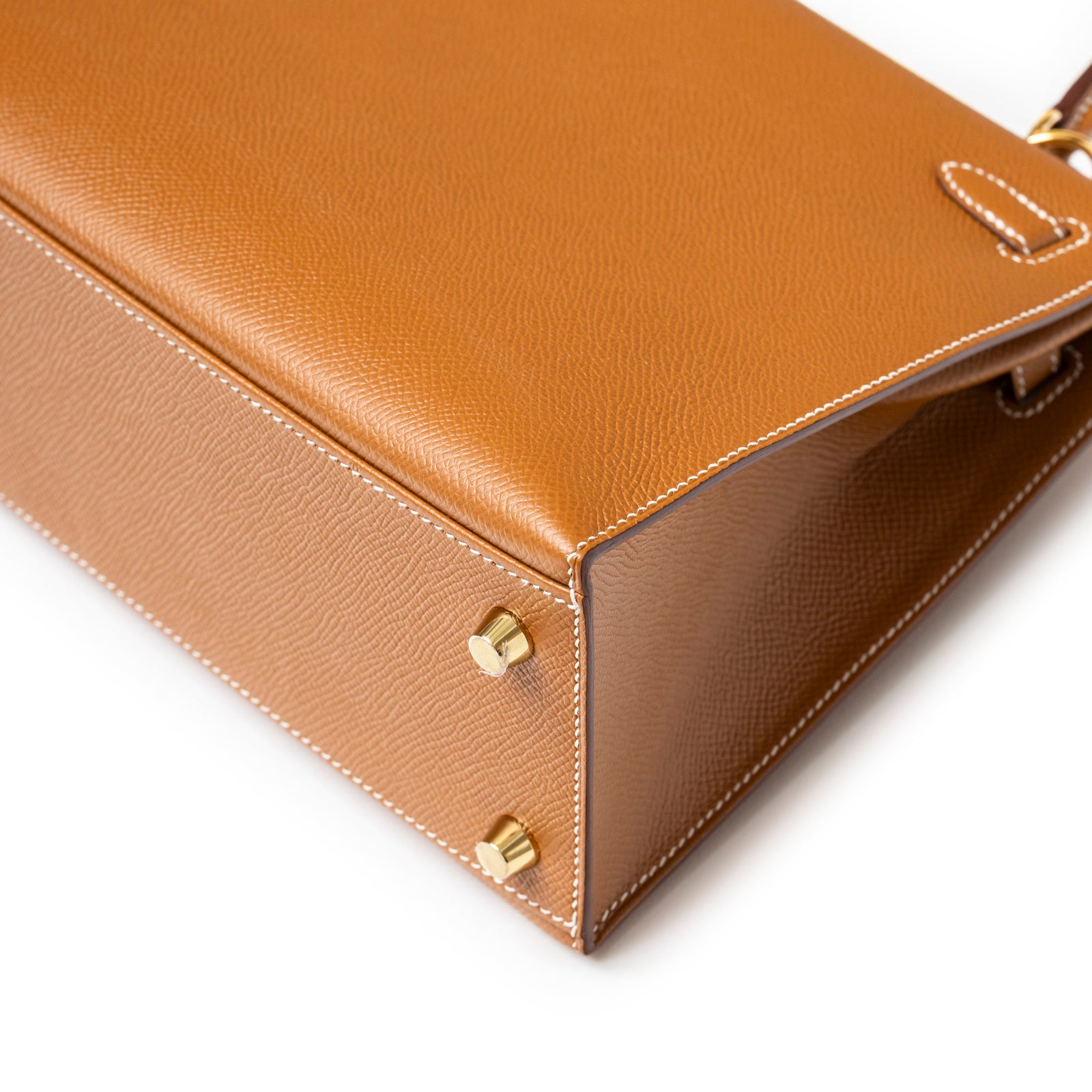 Hermès Kelly 25 Sellier Gold Epsom Gold Hardware close up of structured corner and gold hardware studs