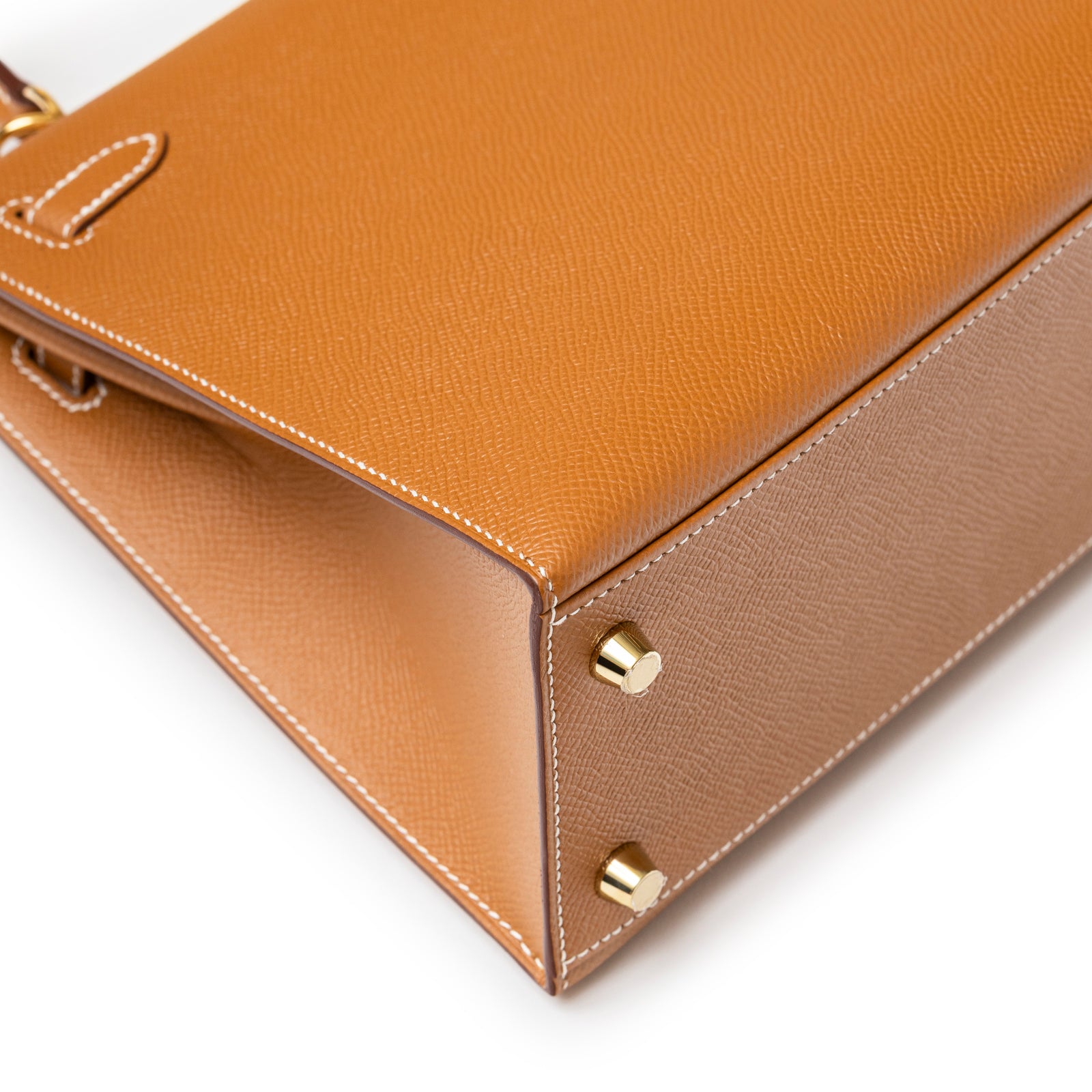 Hermès Kelly 25 Sellier Gold Epsom Gold Hardware corner close-up with stitching and gold studs