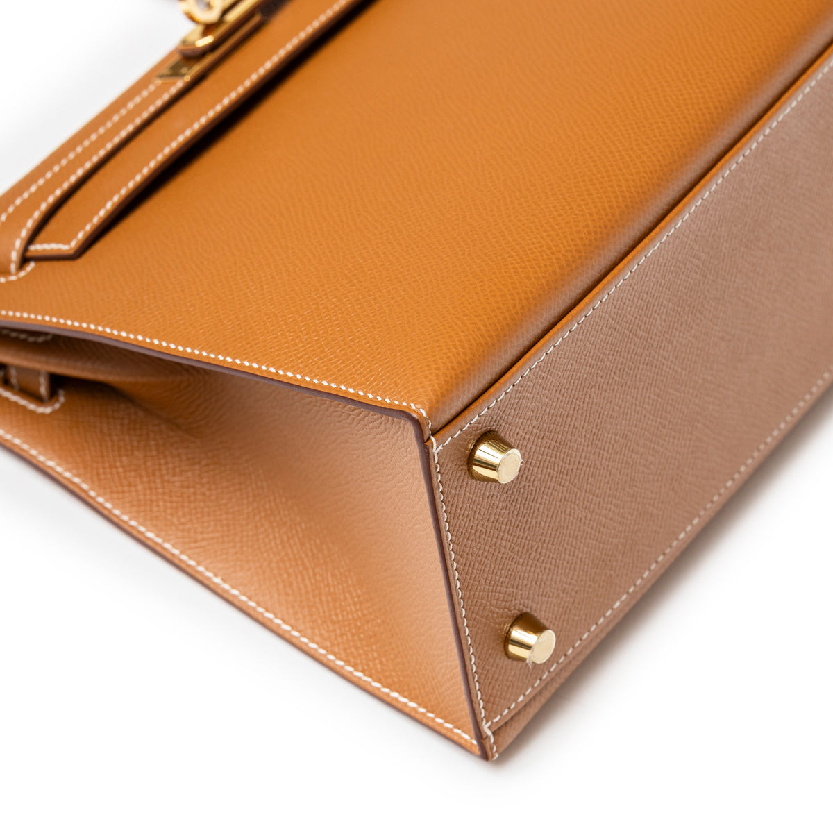 Hermès Kelly 25 Sellier Gold Epsom Gold Hardware angled corner with side studs