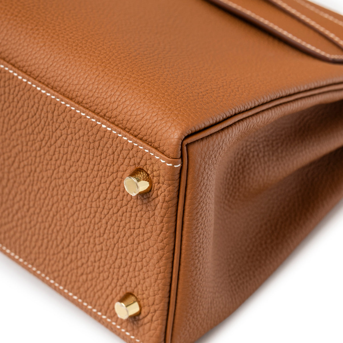 Hermès Kelly 28 Gold Retourne Togo Gold Hardware corner detail with protective feet